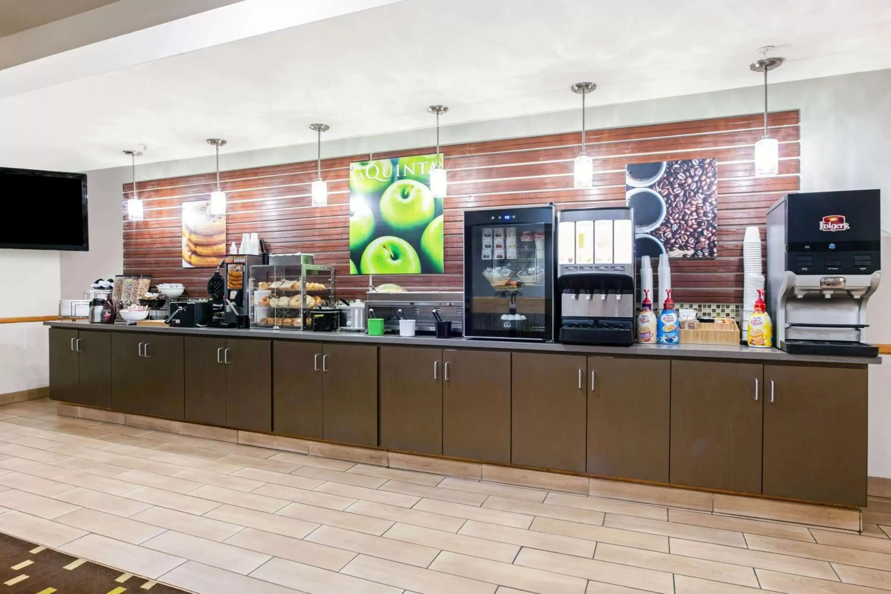 Restaurant/Places to Eat in La Quinta Inn and Suites by Wyndham Paris