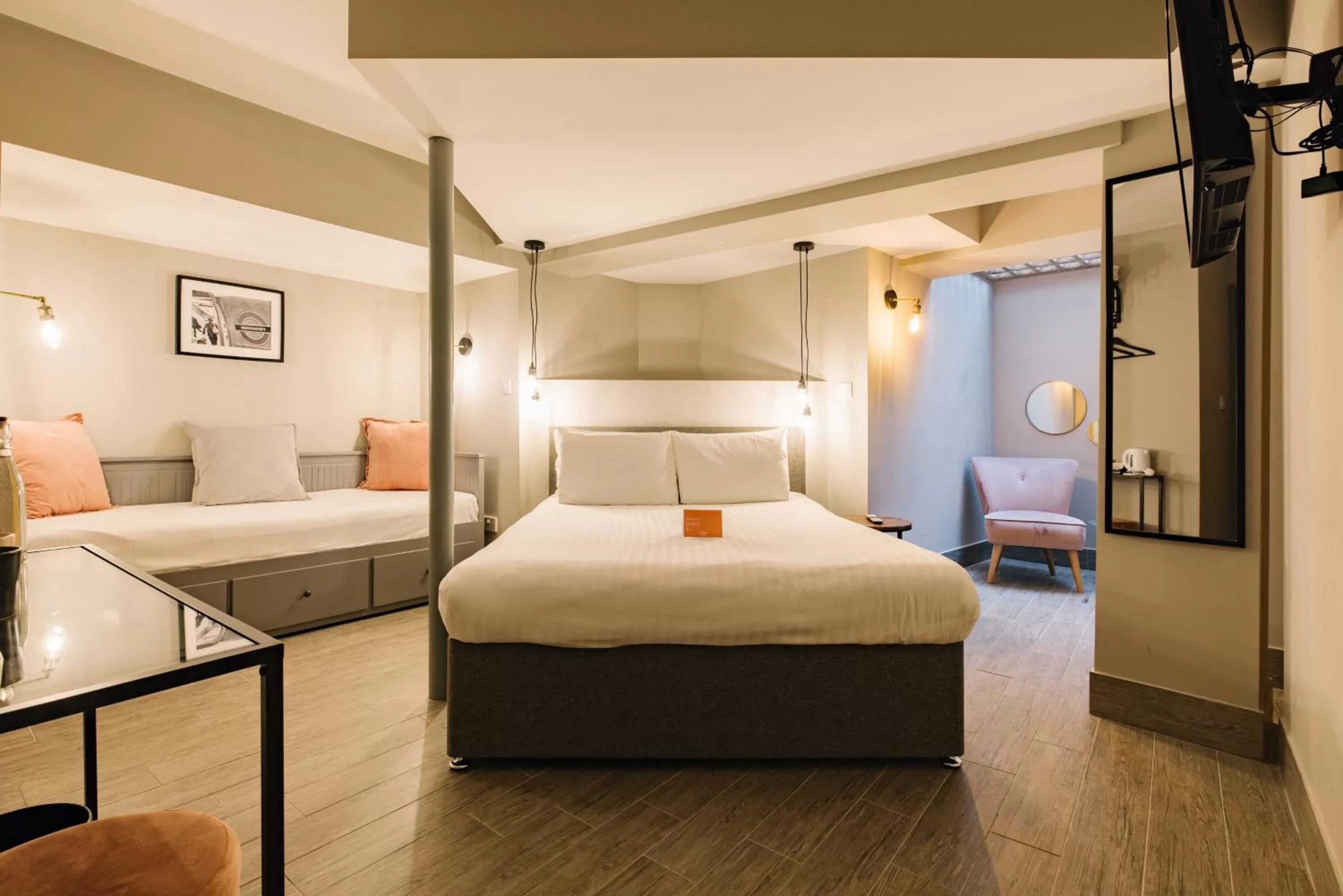 Photo of the whole room in TowerBridge64