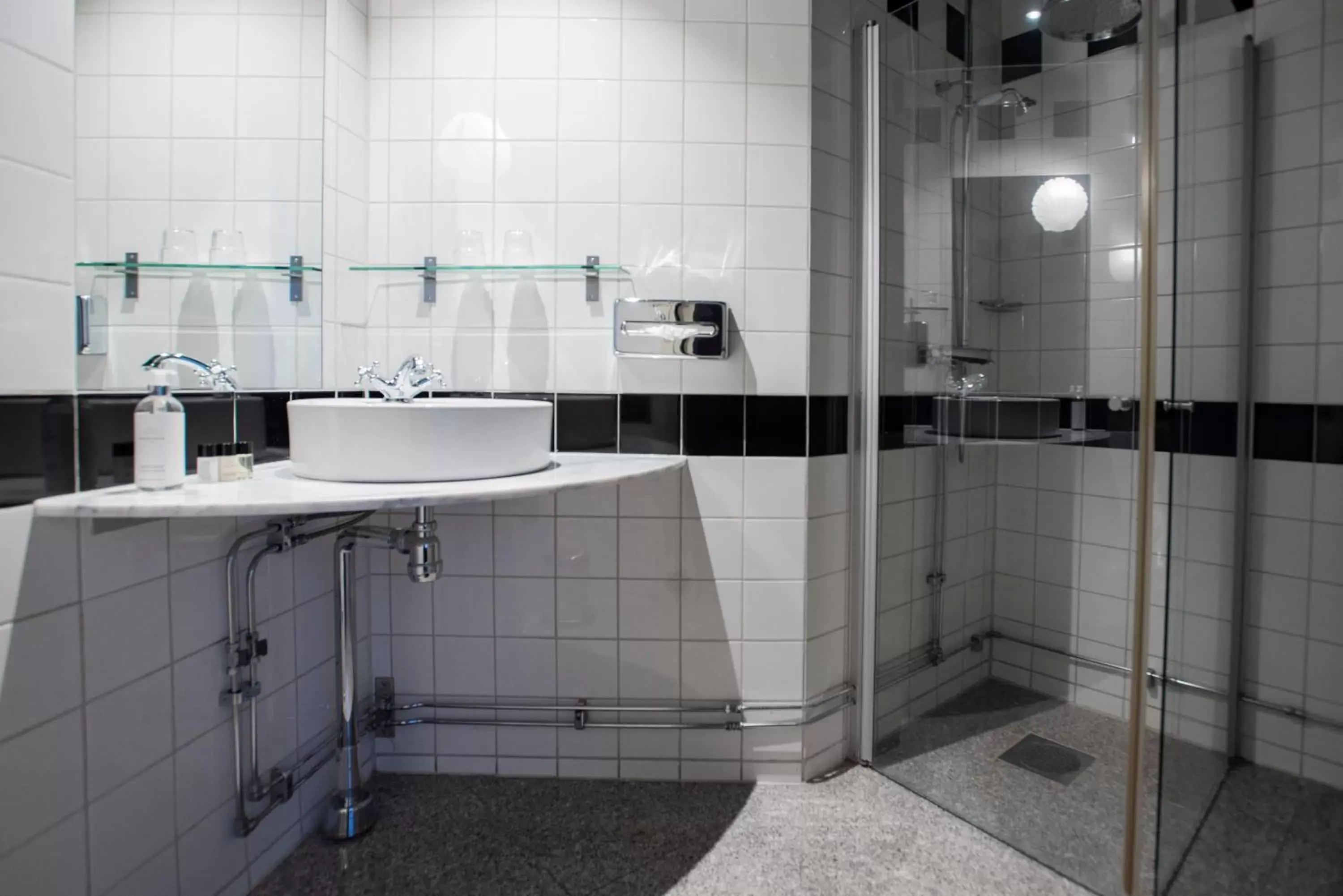 Shower, Bathroom in The Vault Hotel, WorldHotels Crafted