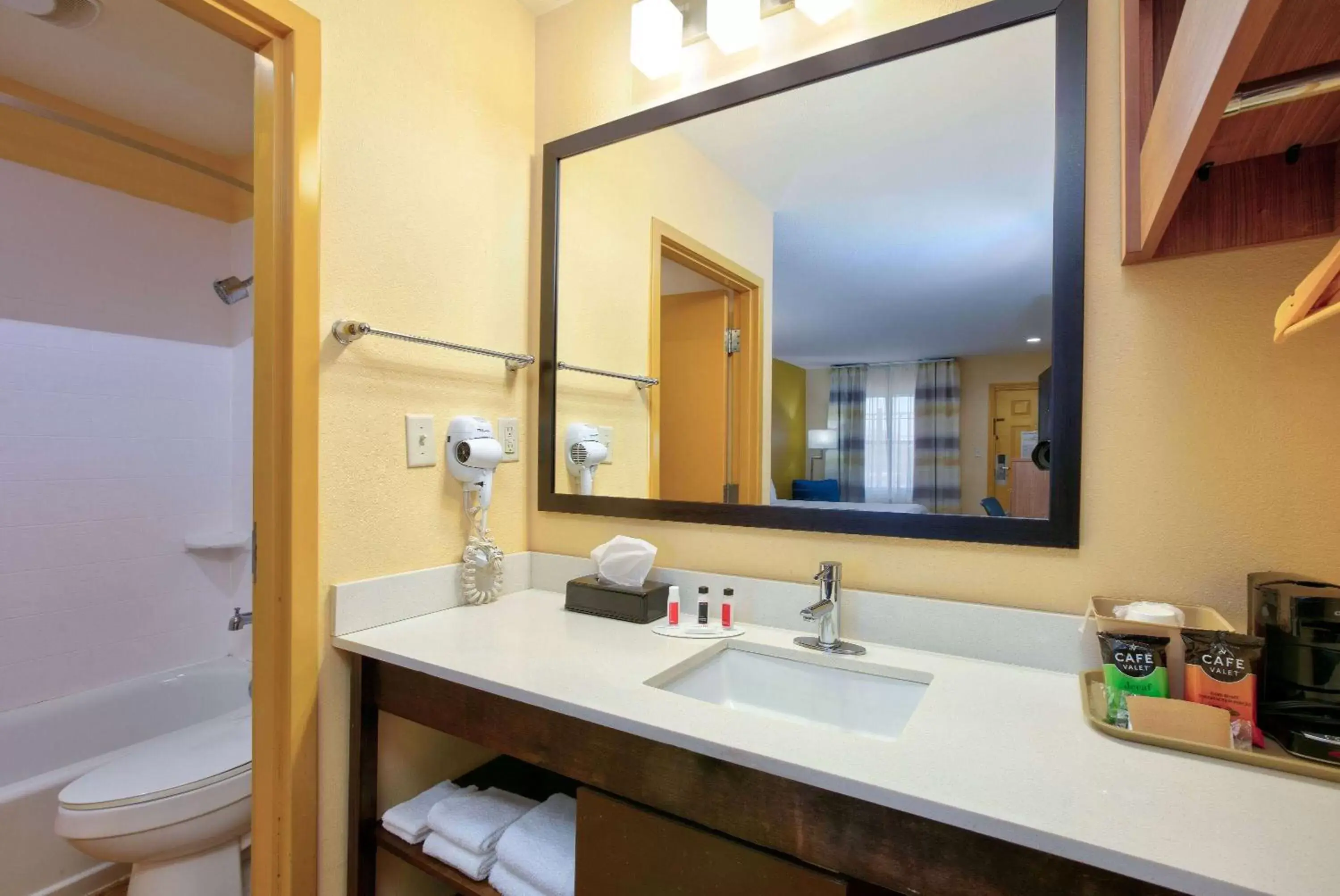 TV and multimedia, Bathroom in Days Inn by Wyndham Batesville