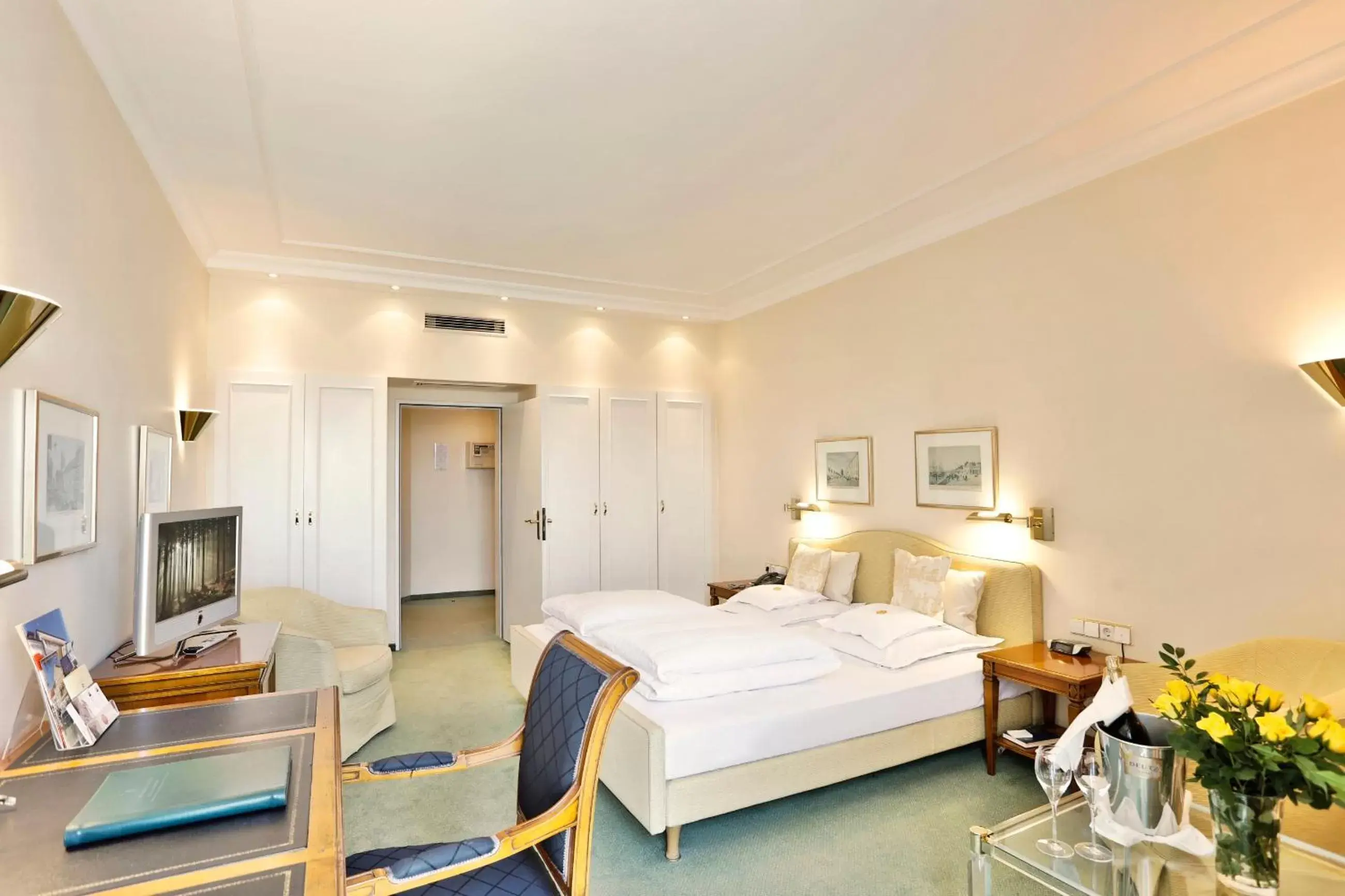 Lake view, Bed in Hotel Bayerischer Hof Lake view, Bed in Hotel Bayerischer Hof