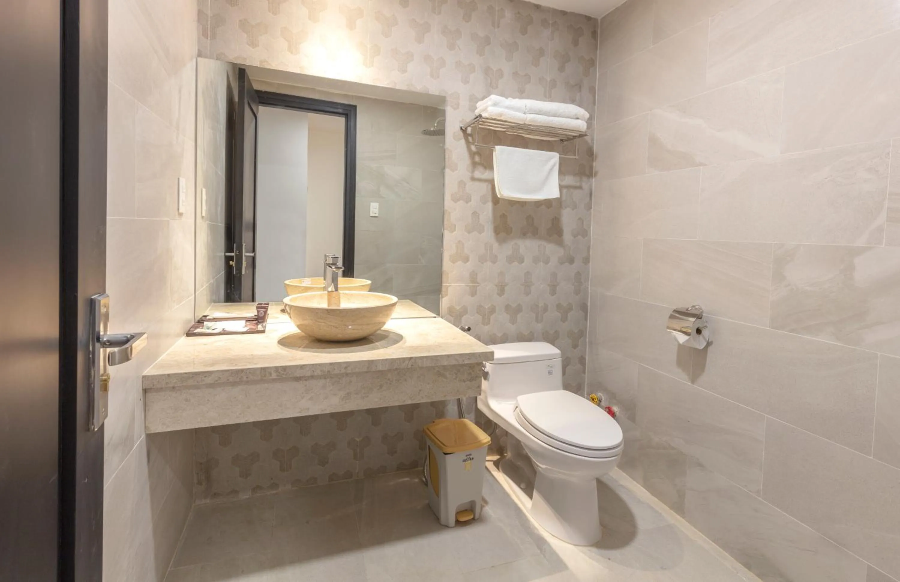 Toilet in Len's Hotel