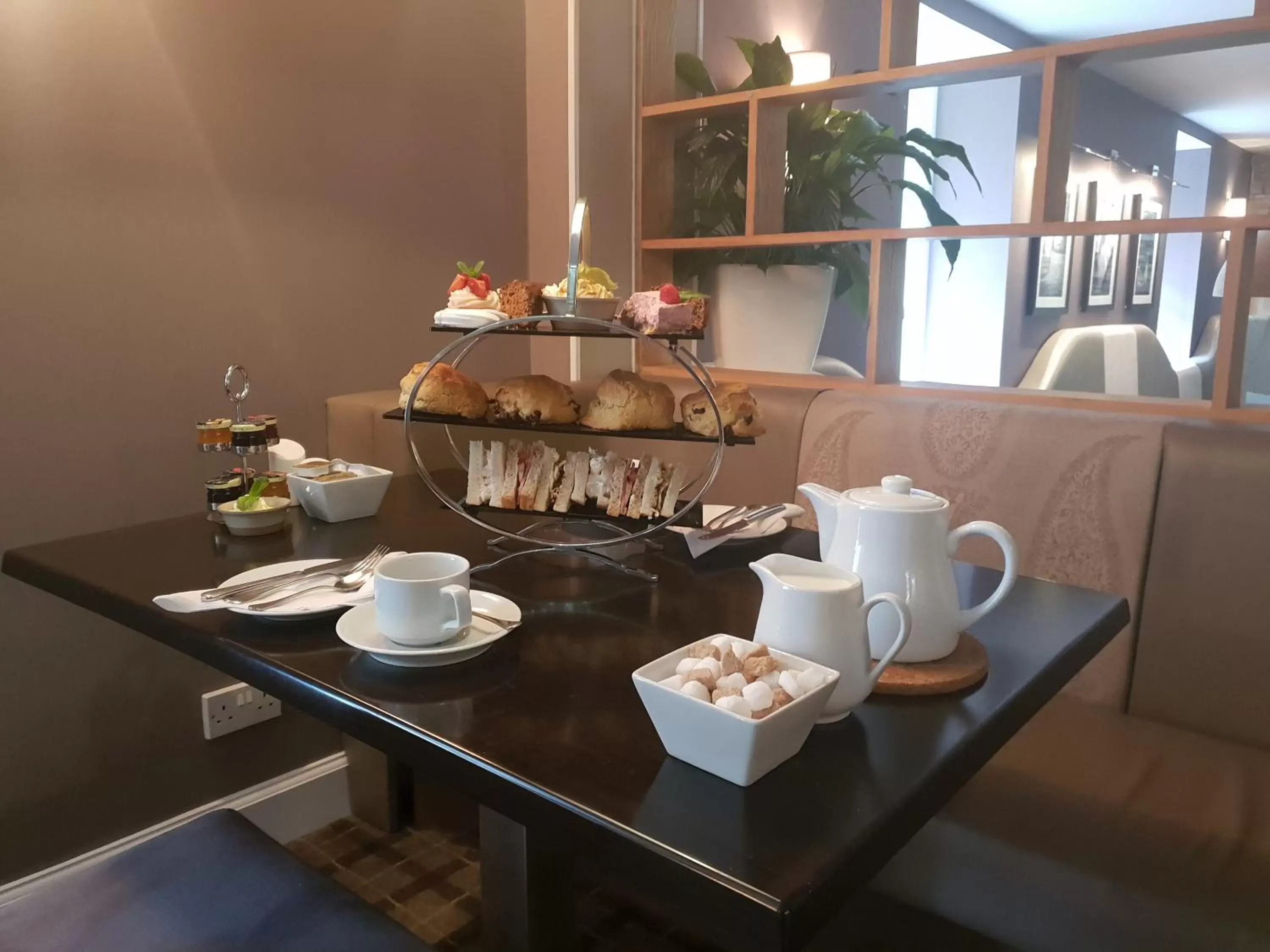 Coffee/tea facilities, Restaurant/Places to Eat in Fairburn Hotel