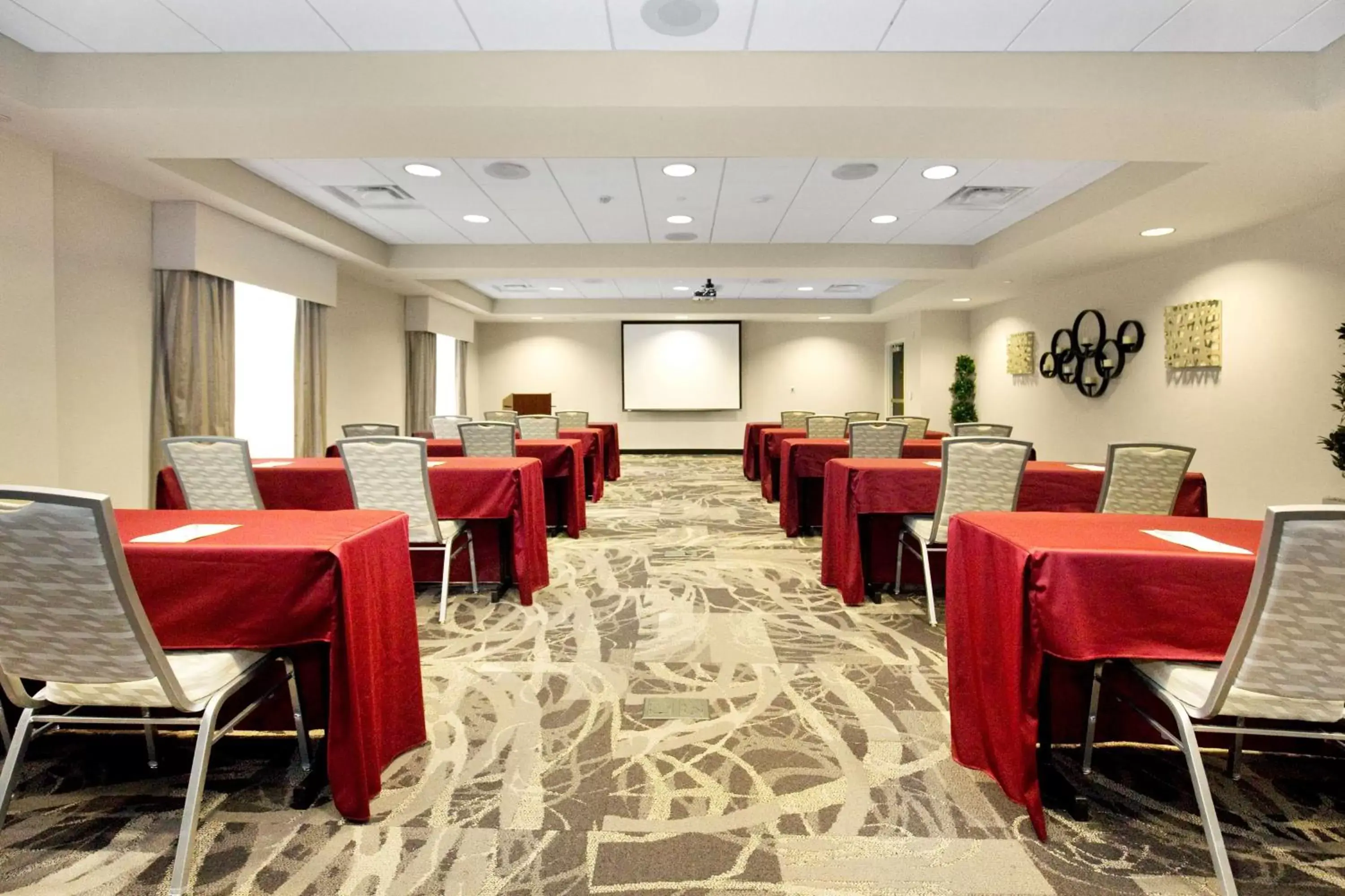 Meeting/conference room, Restaurant/Places to Eat in Hampton Inn & Suites - Pittsburgh/Harmarville, PA