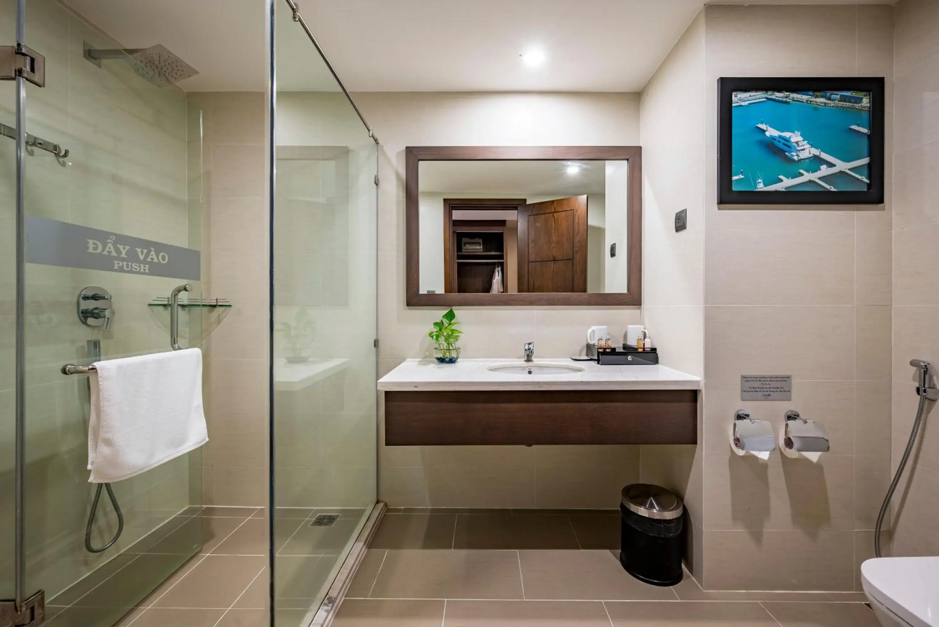 Shower, Bathroom in Malibu Hotel