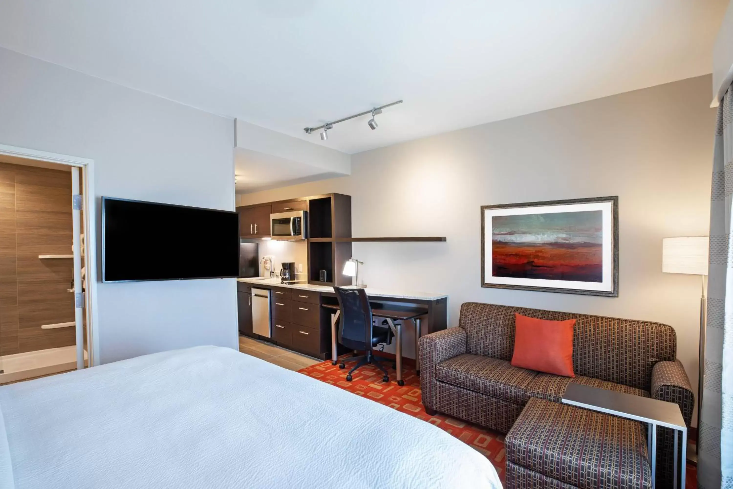 Bedroom, TV/Entertainment Center in TownePlace Suites Dallas Plano/Richardson