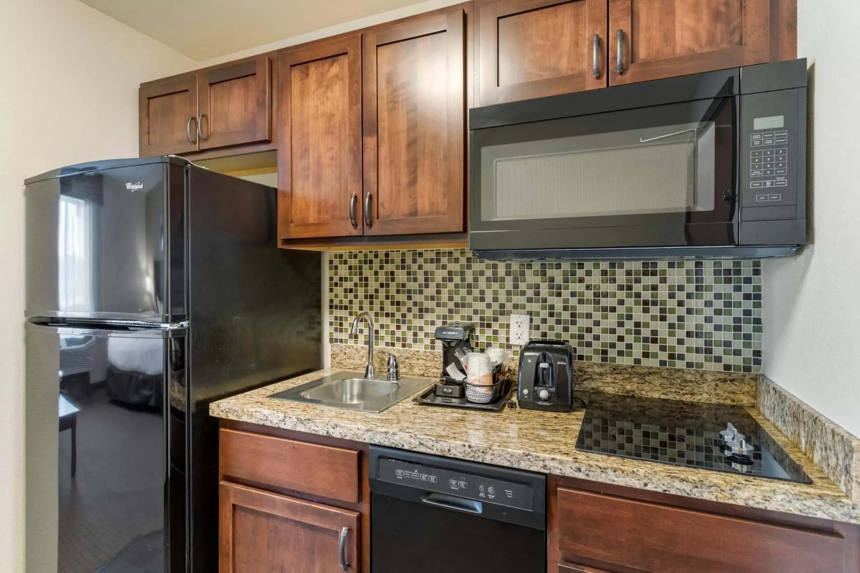 Coffee/tea facilities, Kitchen/Kitchenette in MainStay Suites Near Denver Downtown