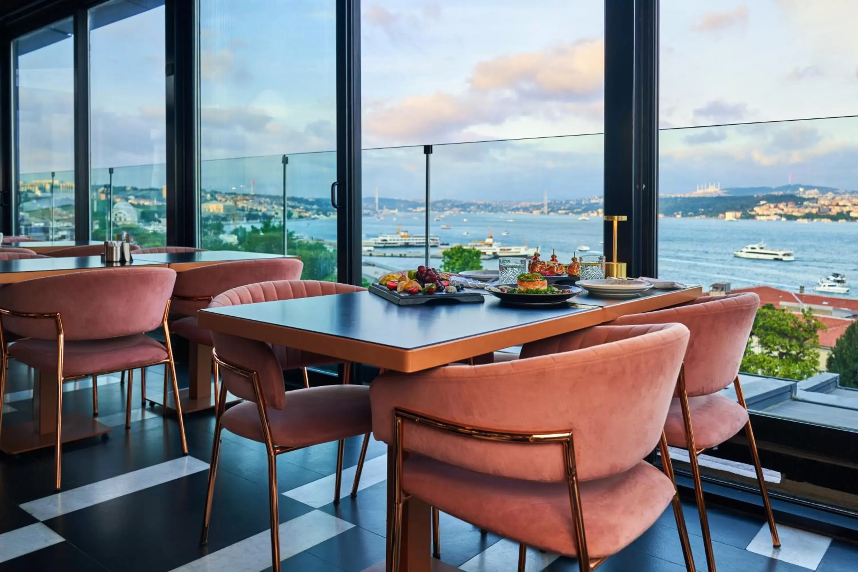 Restaurant/Places to Eat in Metropolitan Hotels Bosphorus