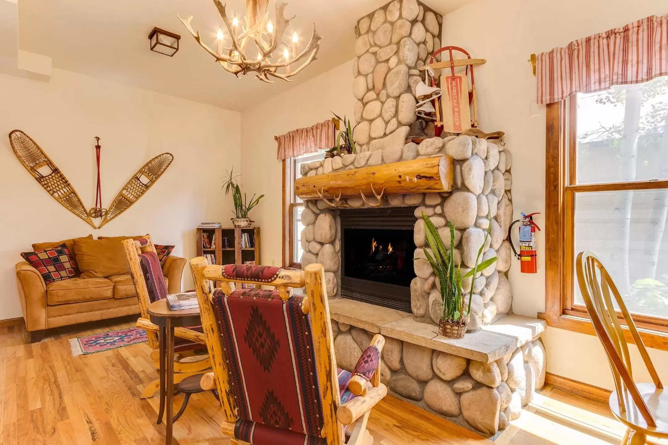 Communal lounge/ TV room in Minturn Inn