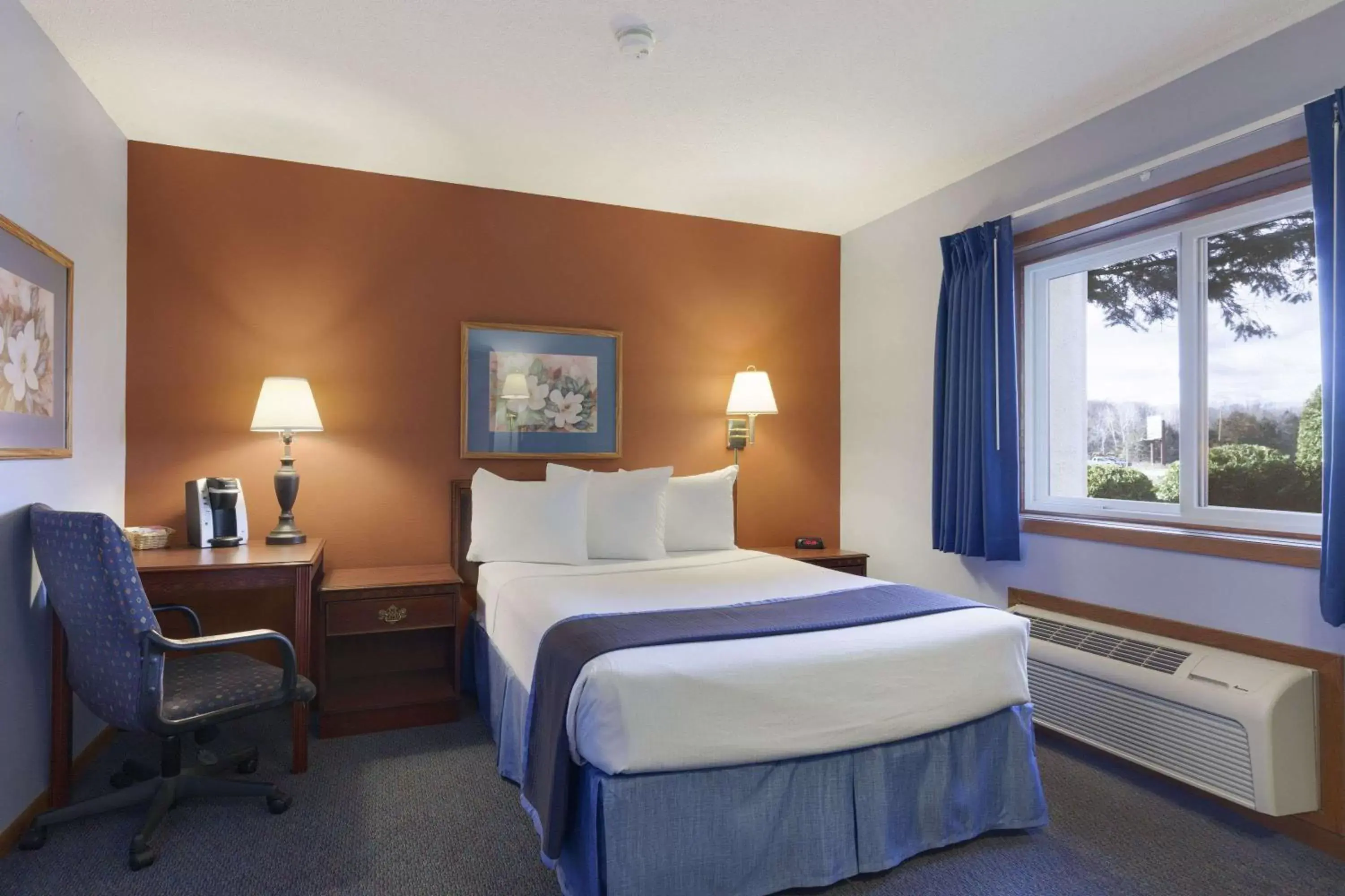 Photo of the whole room, Bed in Travelodge by Wyndham Motel of St Cloud