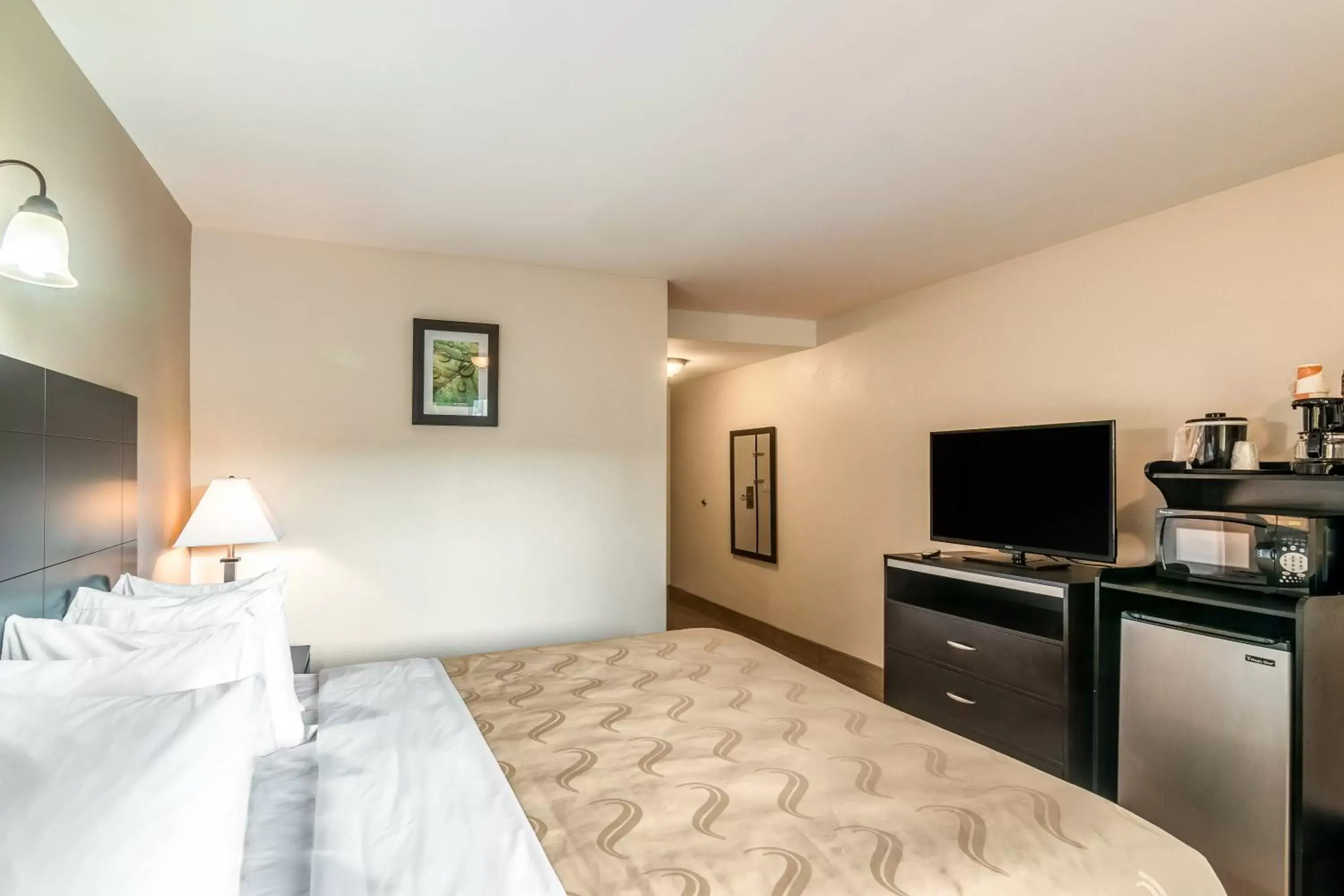 Standard King Room - Non-Smoking in Quality Inn & Suites near Downtown Bakersfield Standard King Room - Non-Smoking in Quality Inn & Suites near Downtown Bakersfield