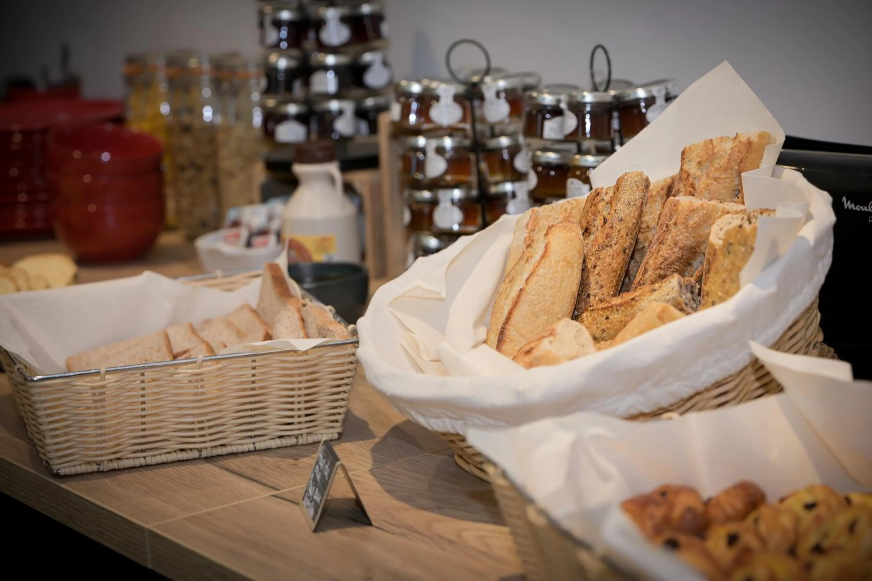 Buffet breakfast in Logis Hôtel Angers Sud