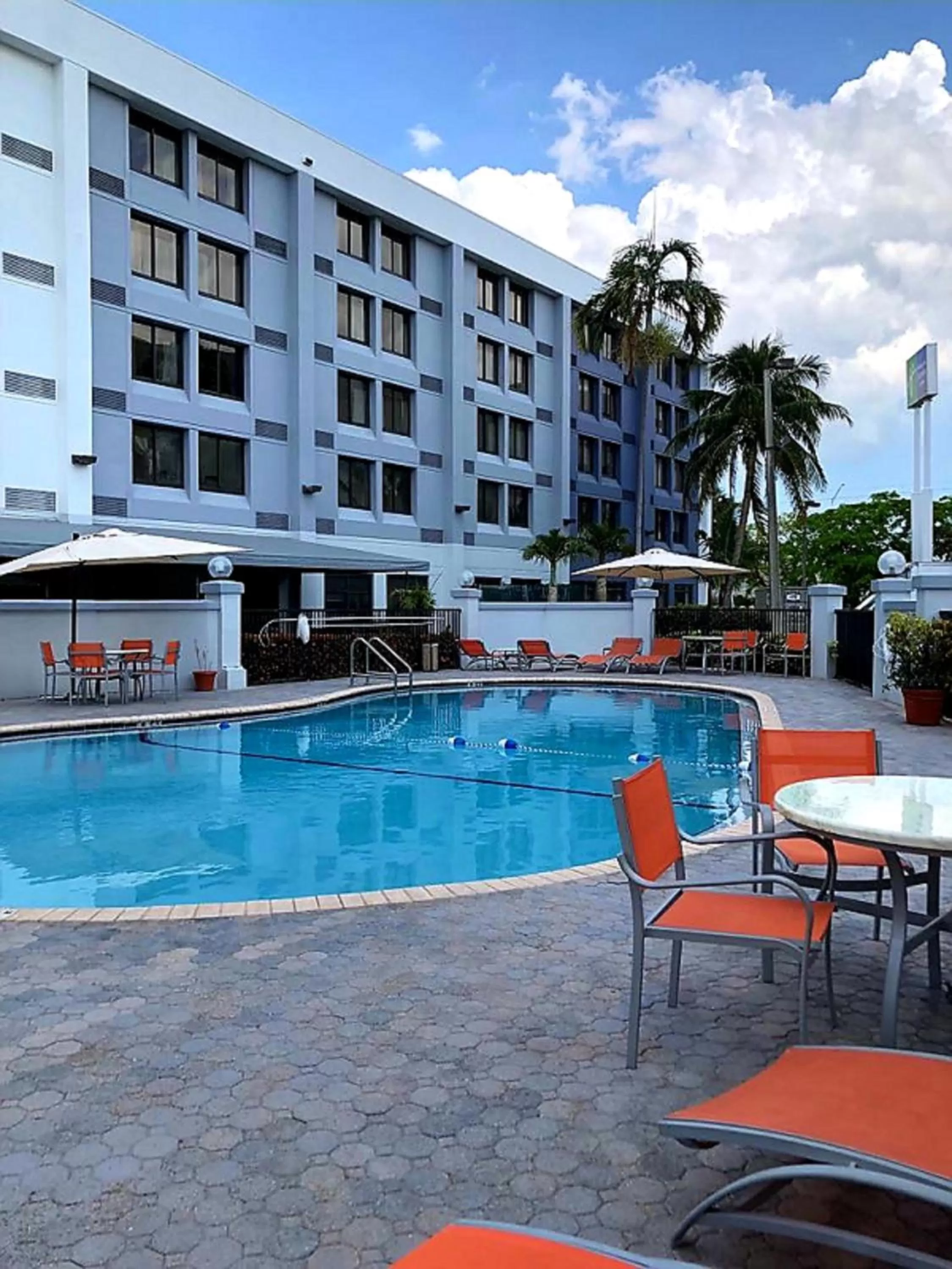 Swimming pool in Holiday Inn Express Hotel & Suites Miami - Hialeah by IHG