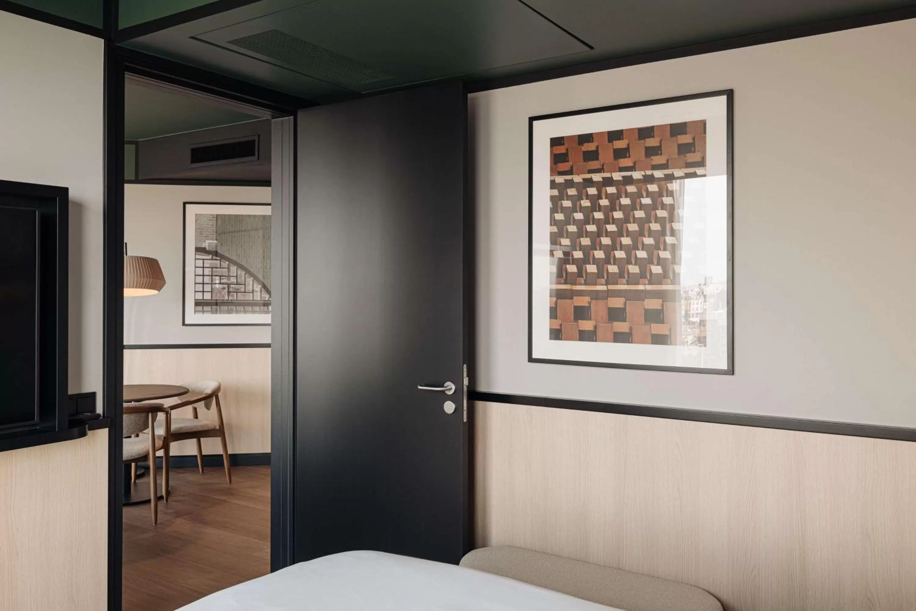 Living room, Bed in DoubleTree by Hilton Amsterdam Centraal Station