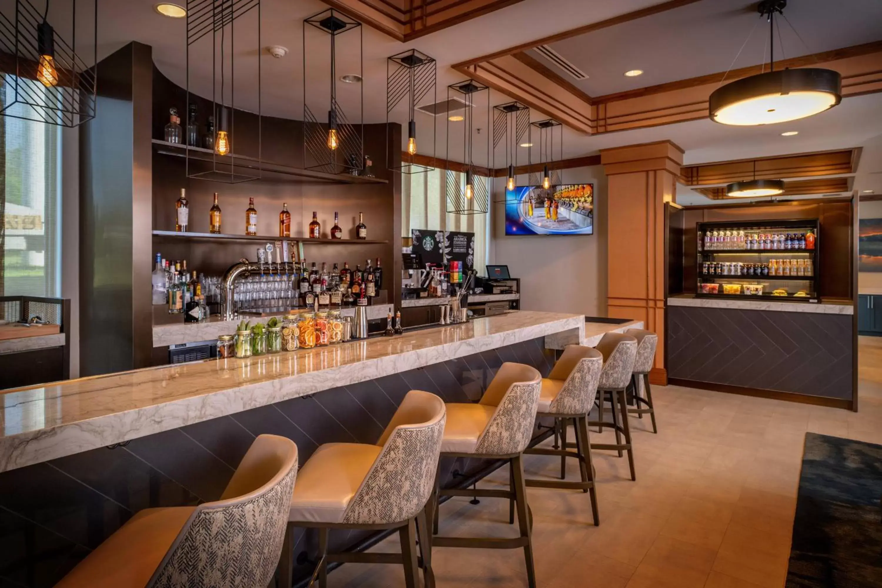Restaurant/places to eat, Lounge/Bar in Delta Hotels by Marriott Huntington Mall