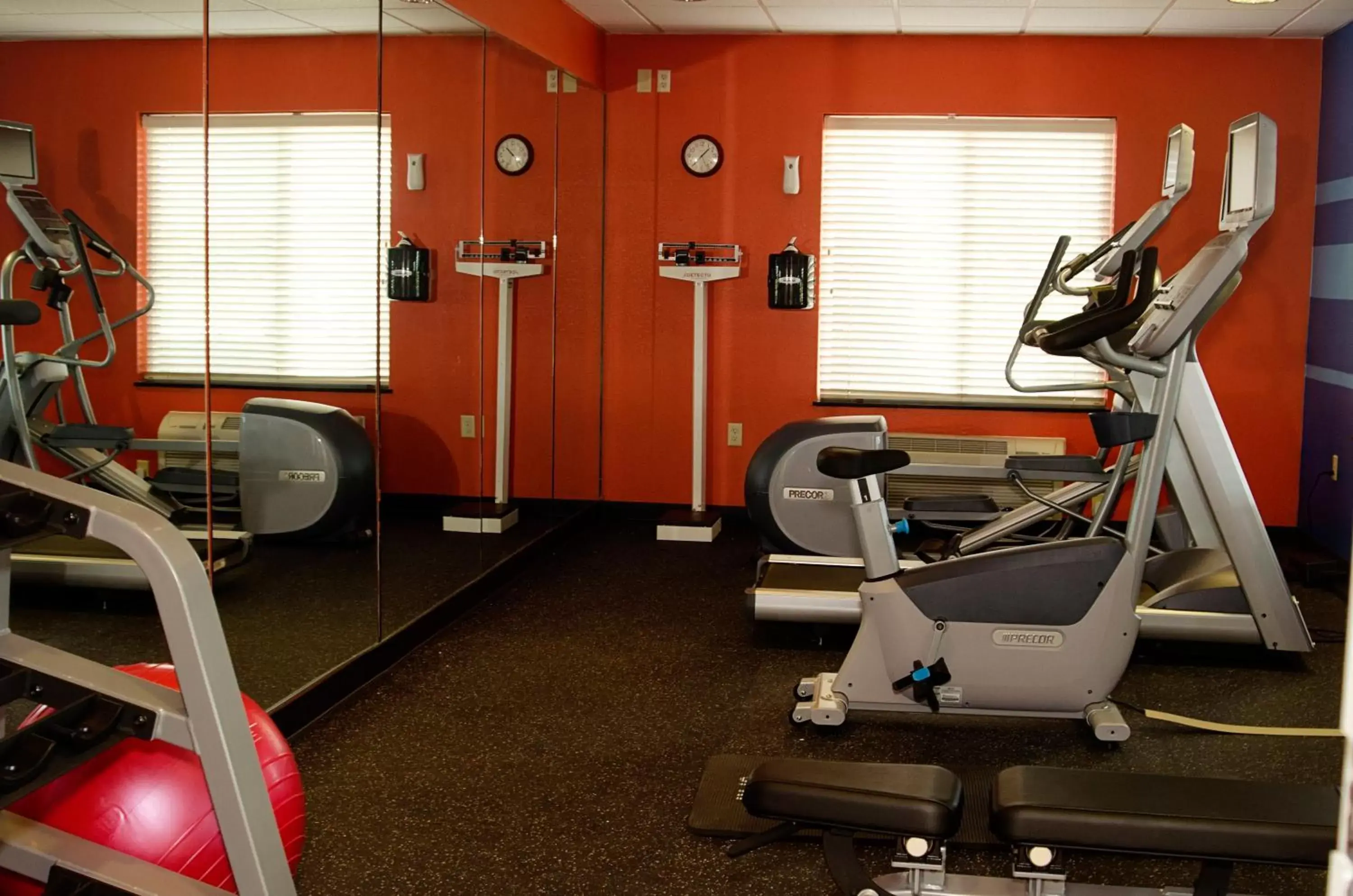 Spa and wellness centre/facilities, Fitness Center/Facilities in Holiday Inn Express & Suites - Miami, an IHG Hotel