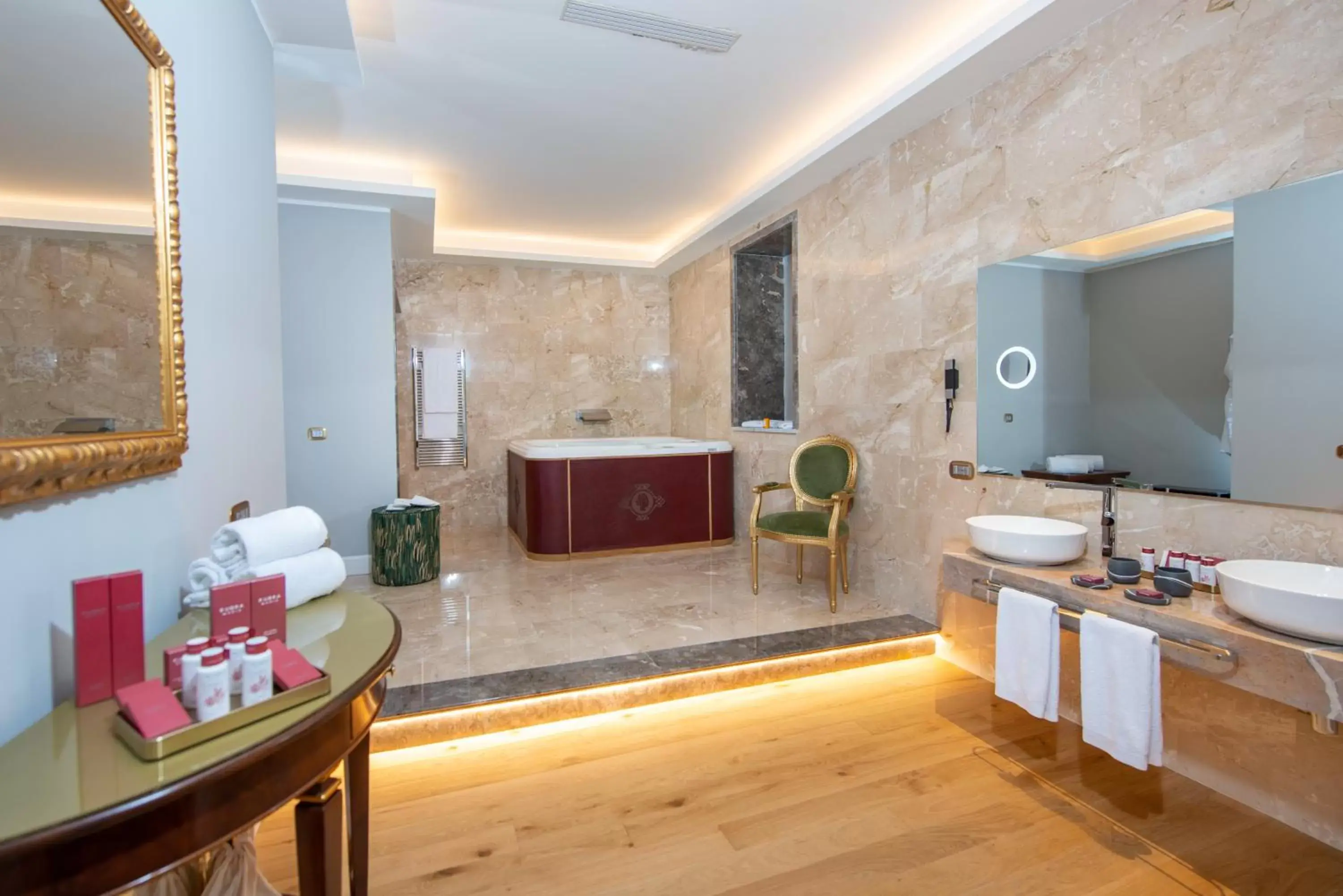 Bathroom, Kitchen/Kitchenette in Grand Hotel Et Des Palmes