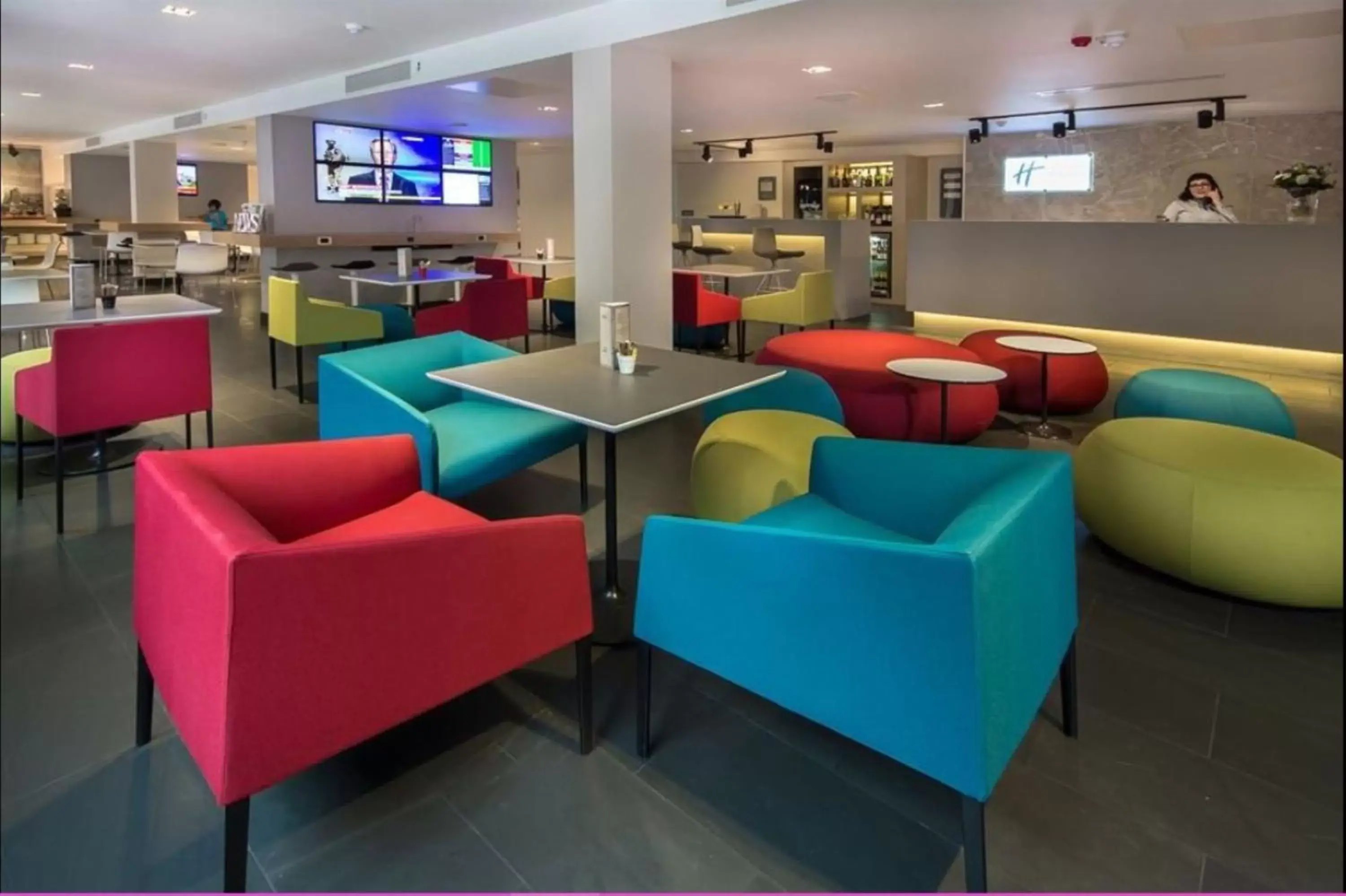 Property building, Lounge/Bar in Holiday Inn Express Southwark, an IHG Hotel