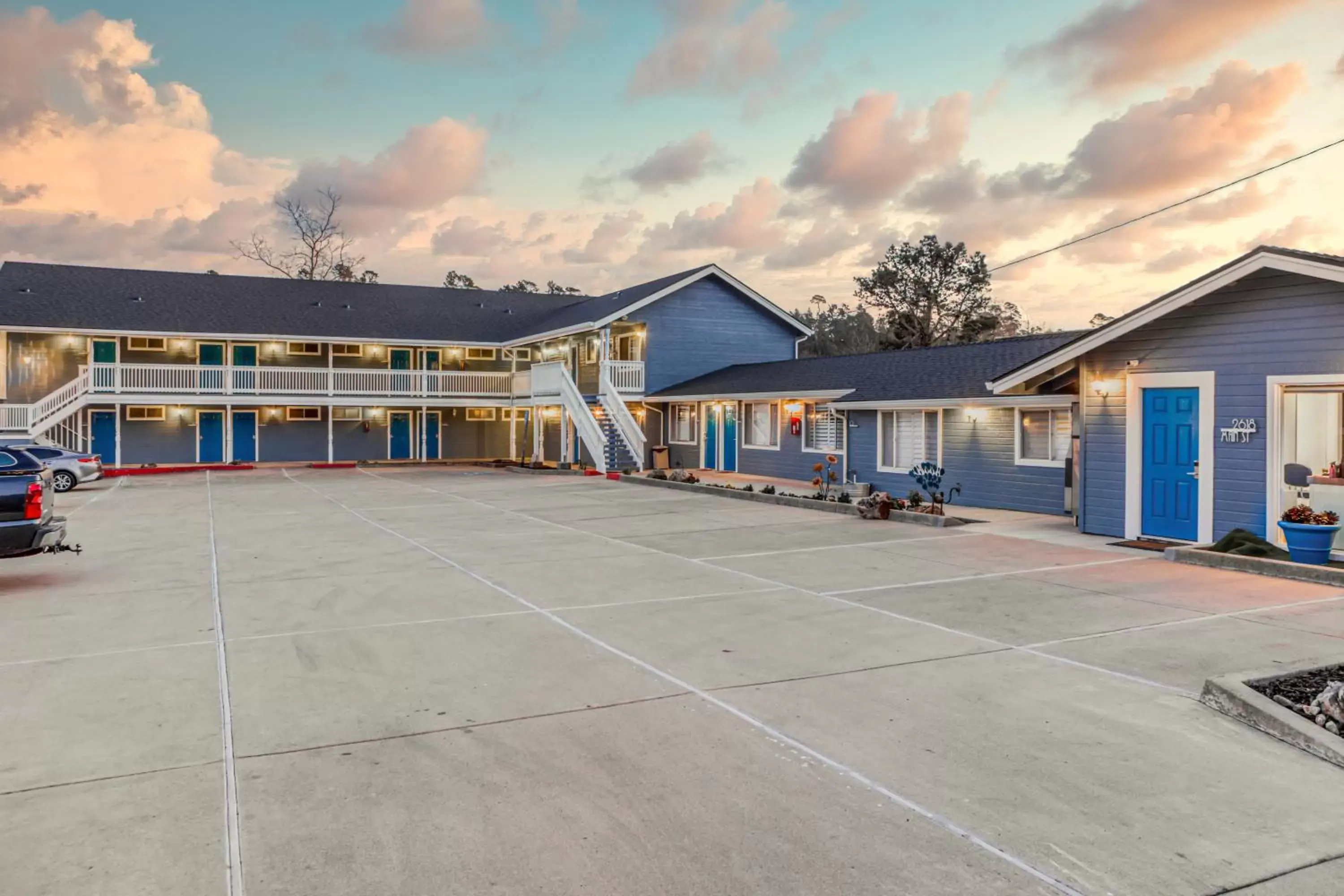 Property building in Creekside Inn Downtown Property building in Creekside Inn Downtown