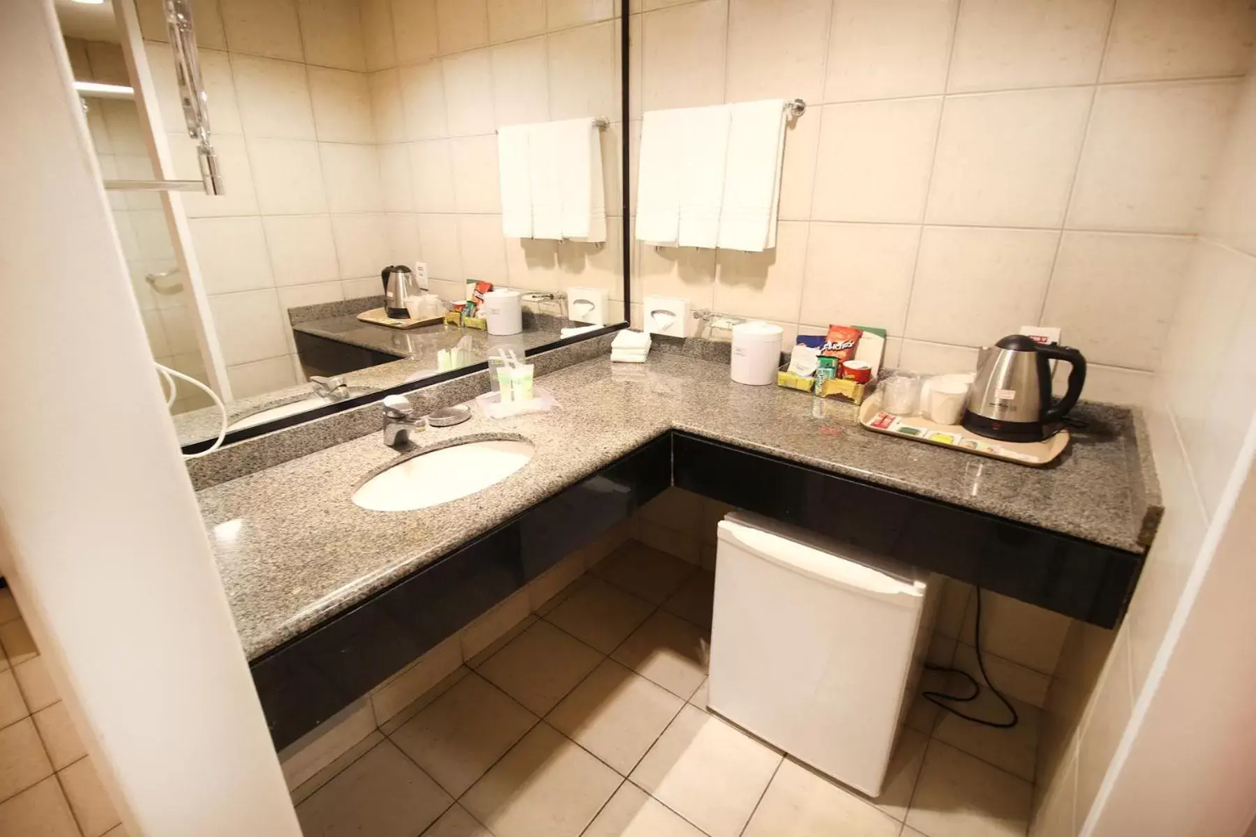 Bathroom, Kitchen/Kitchenette in Holiday Inn Fortaleza, an IHG Hotel