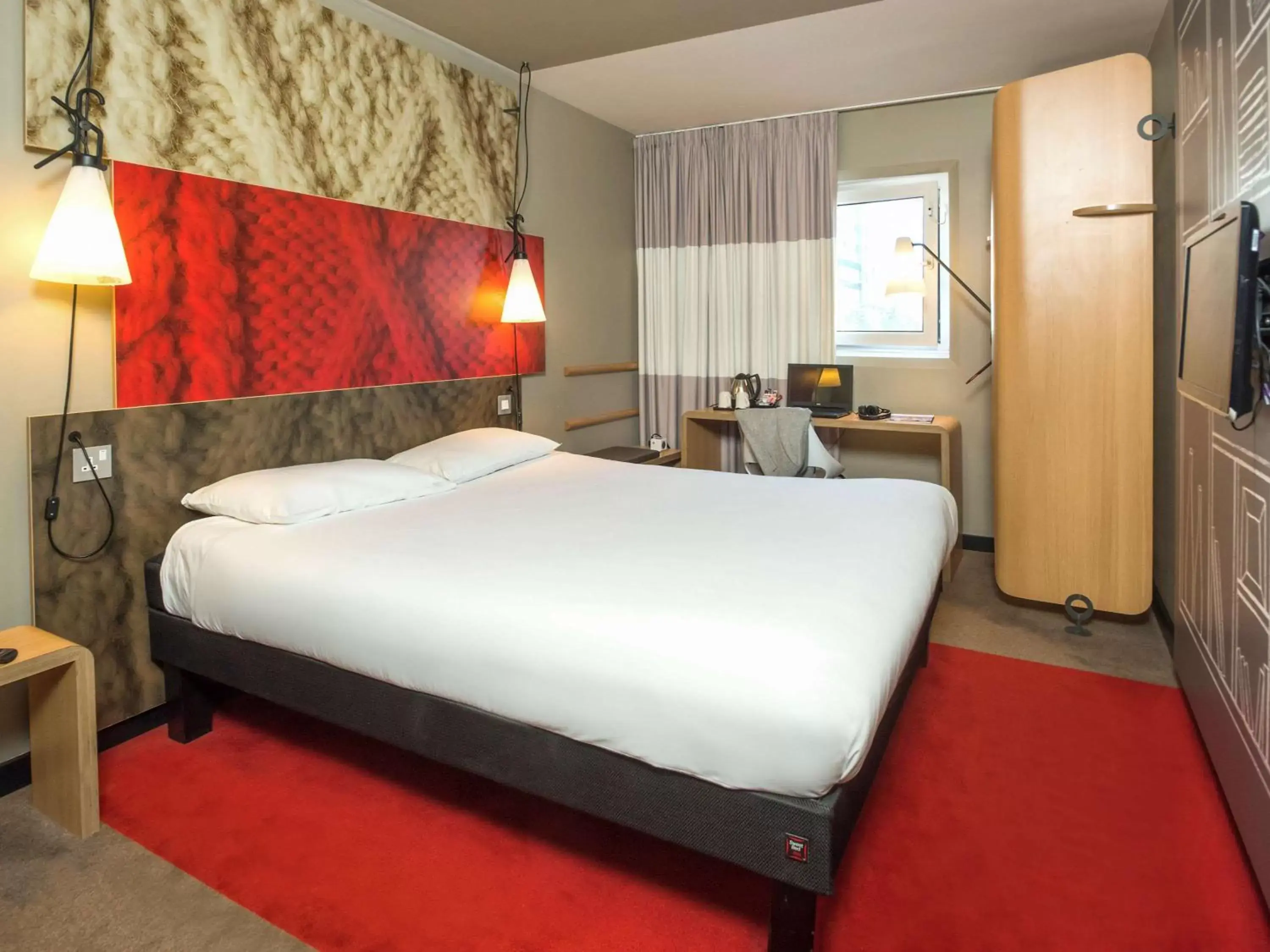 Photo of the whole room in ibis London Excel-Docklands