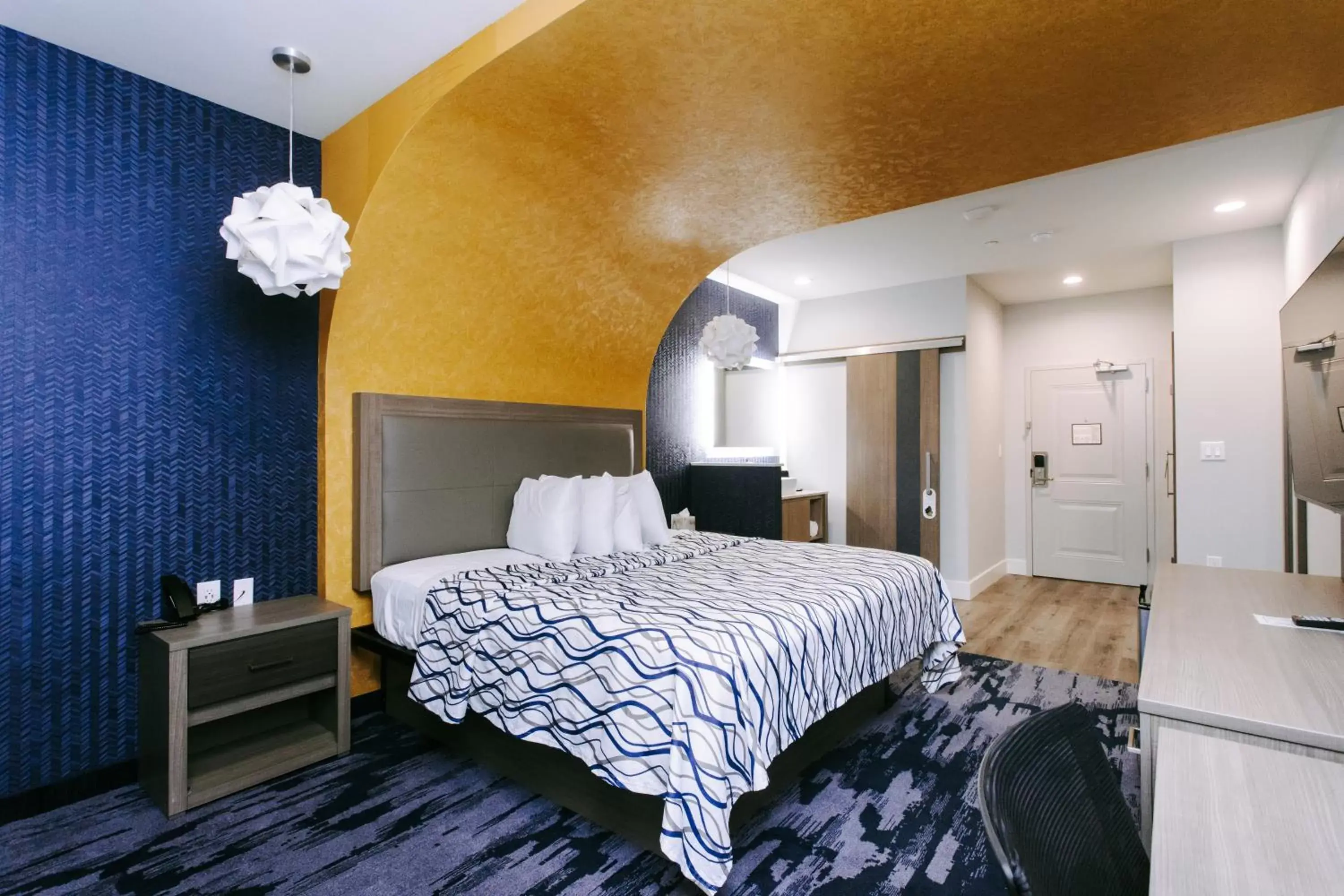 Bedroom, Bed in Palace Inn Blue Houston East Beltway 8