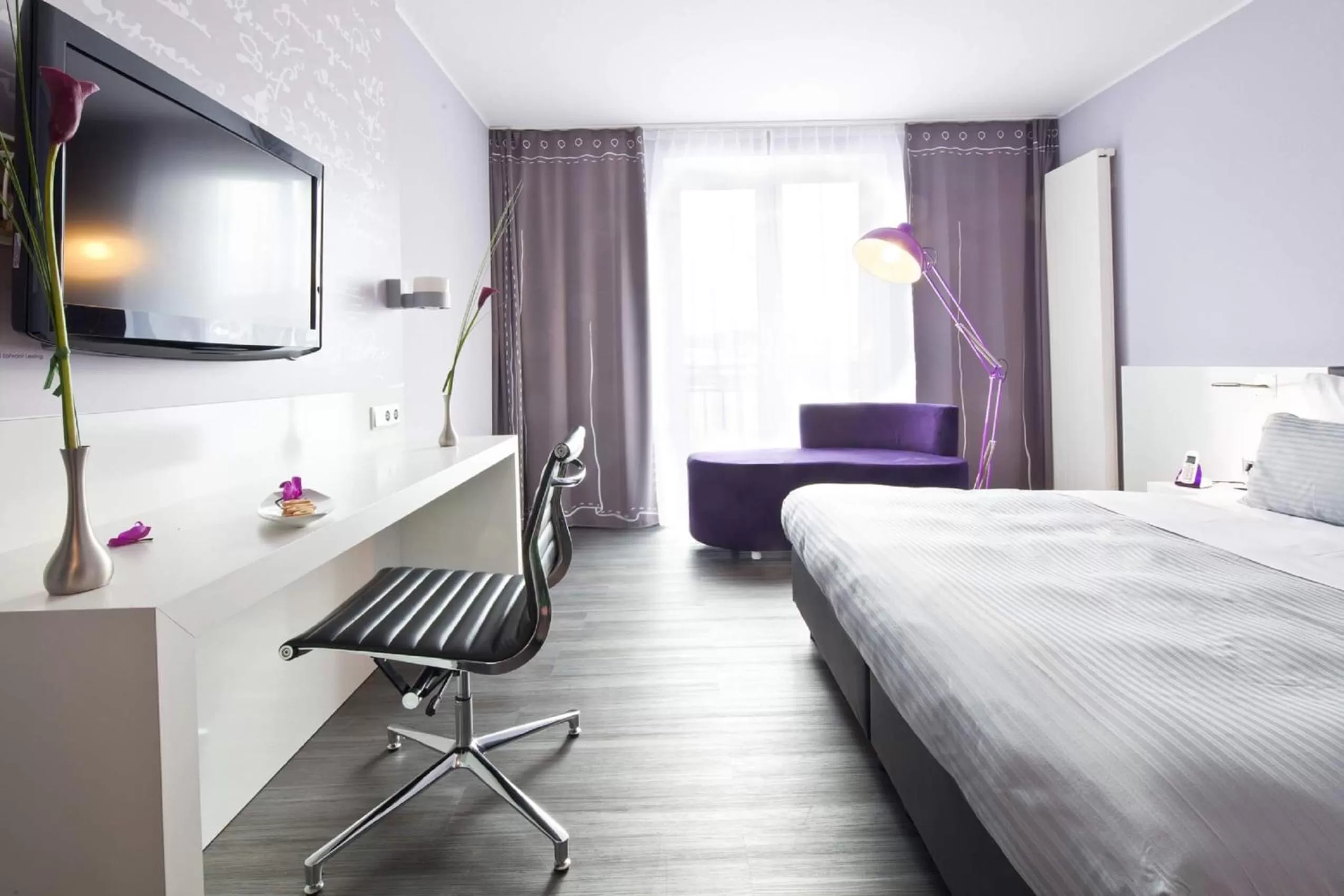 Photo of the whole room, Bed in elaya hotel wolfenbuettel
