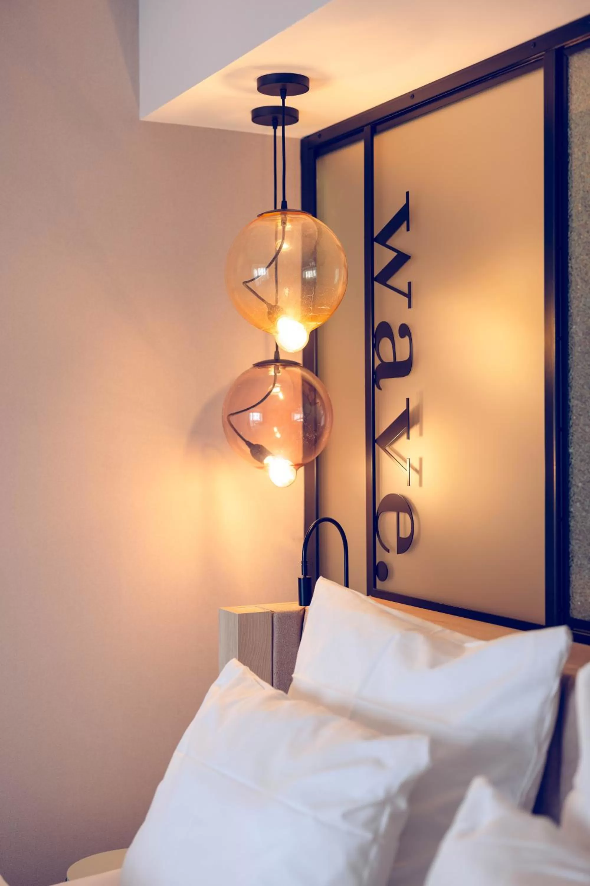 Photo of the whole room, Bed in The Flamingo