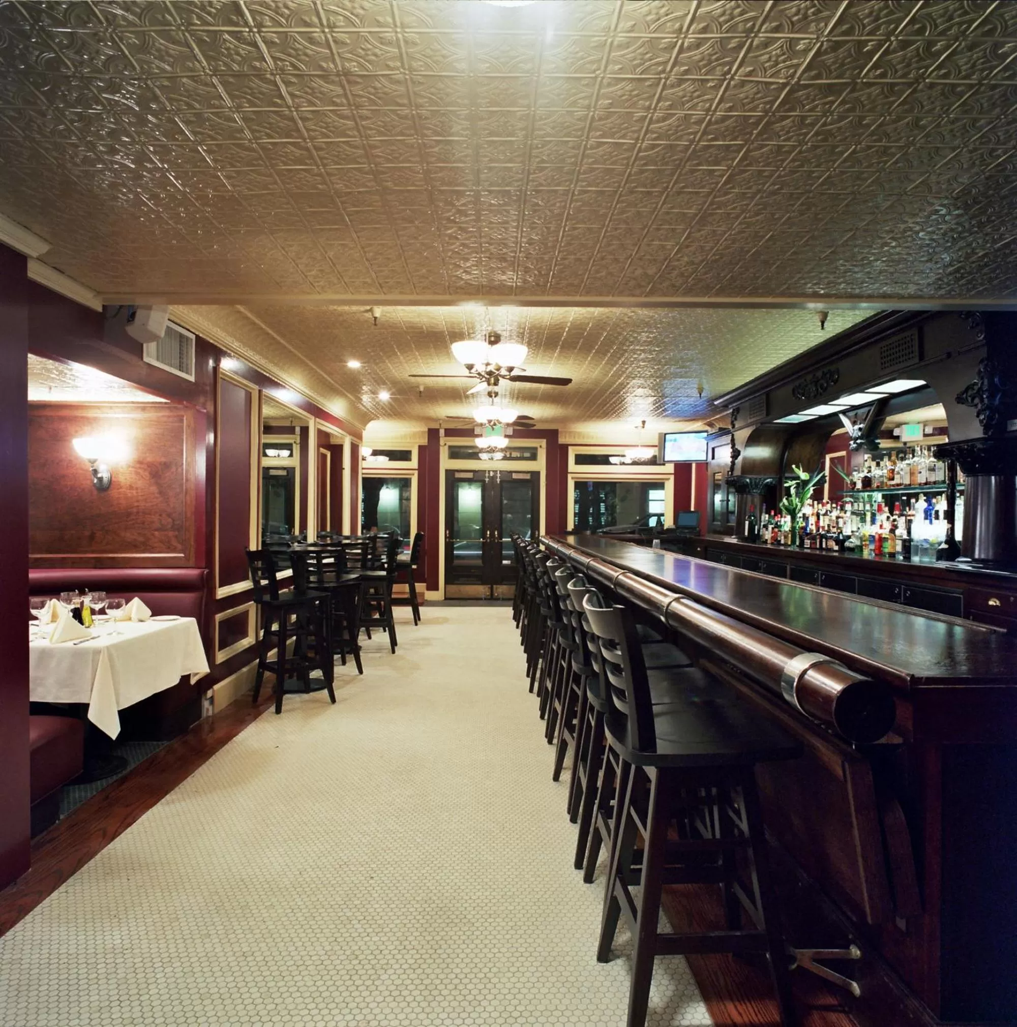 Restaurant/places to eat in San Remo Hotel