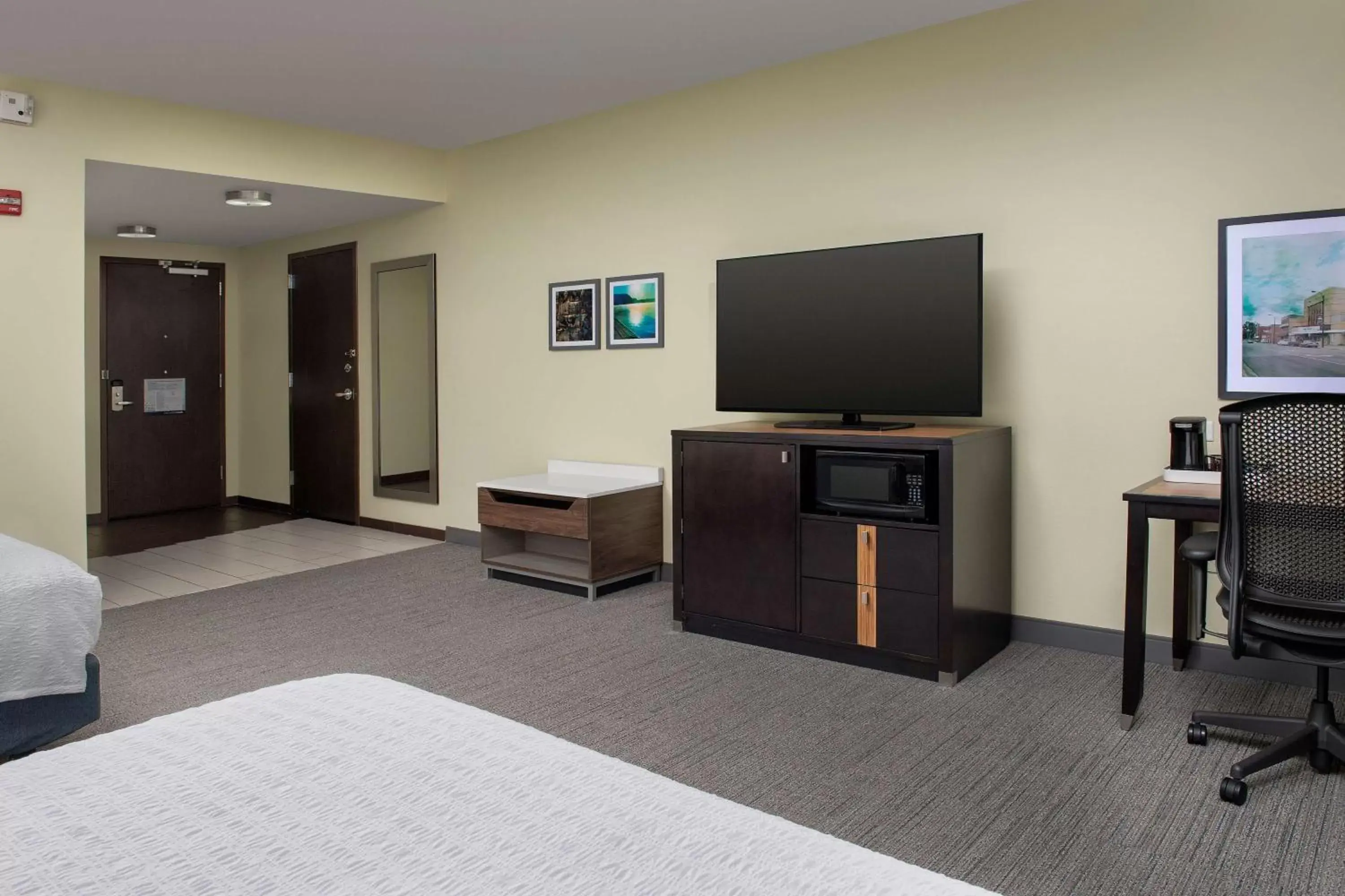 Bedroom, TV/Entertainment Center in Hampton Inn Clinton