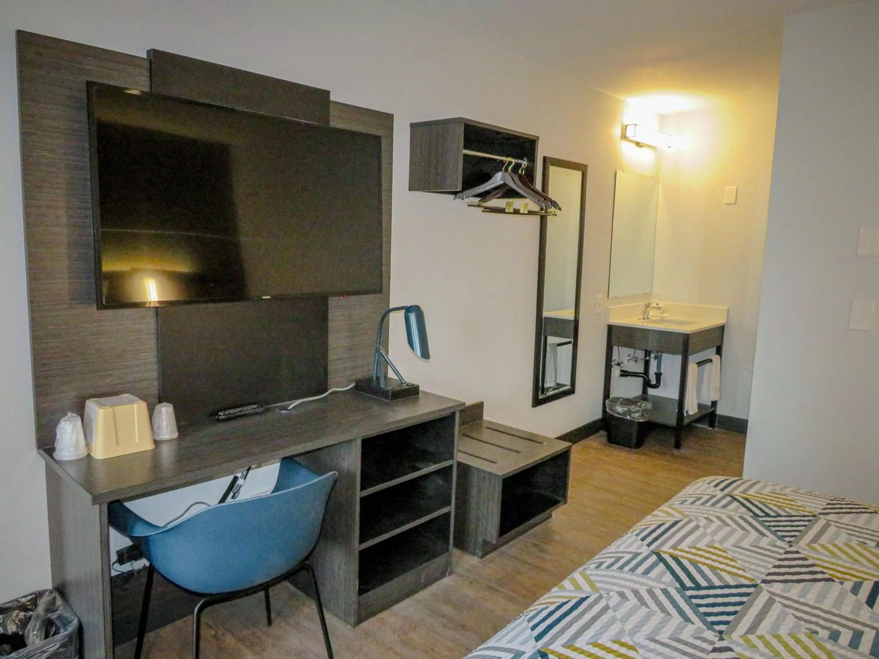 Photo of the whole room, Bed in Motel 6 Tigard, Or - Portland Southwest