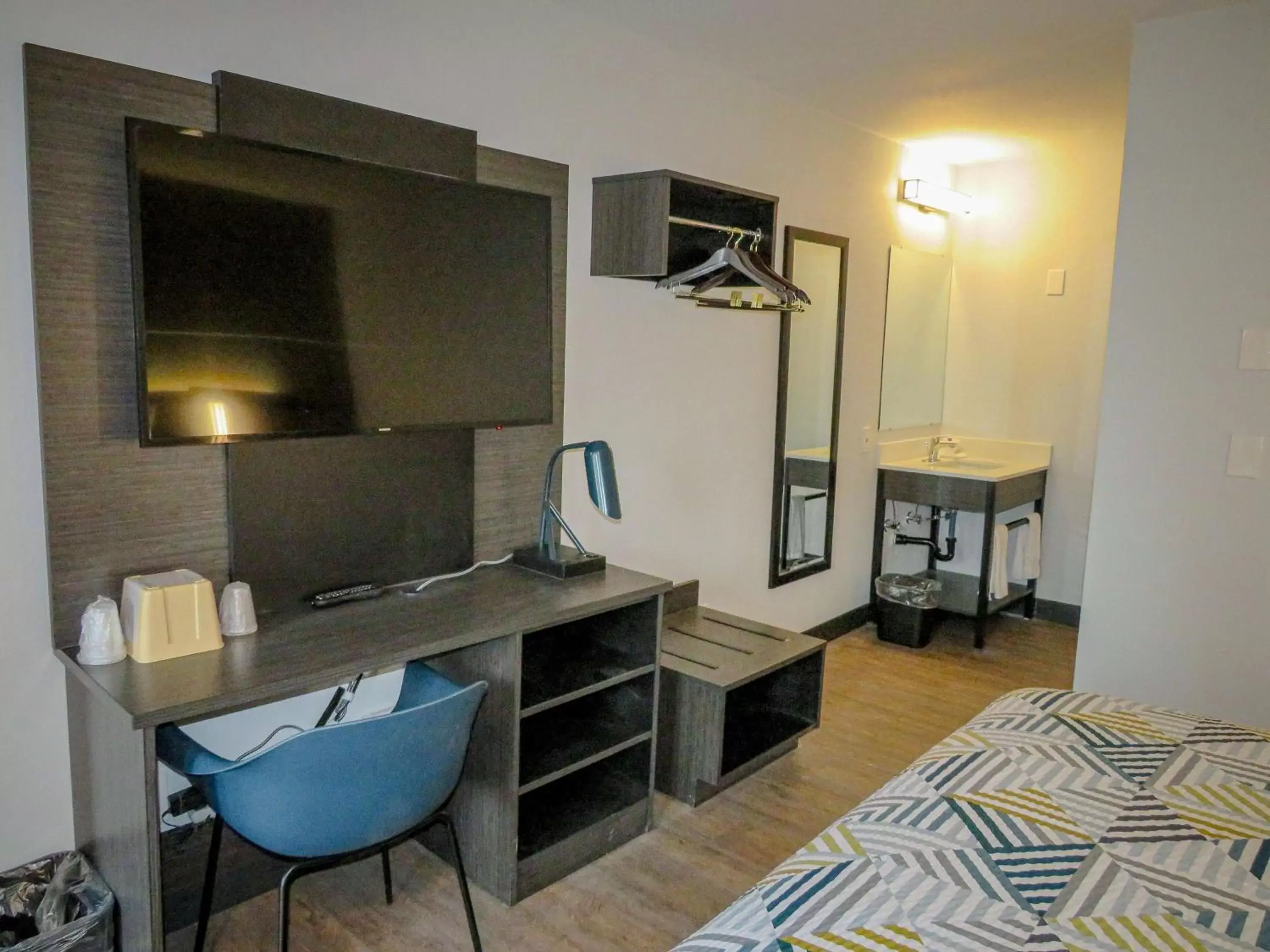 Photo of the whole room, TV/Entertainment Center in Motel 6 Tigard, Or - Portland Southwest