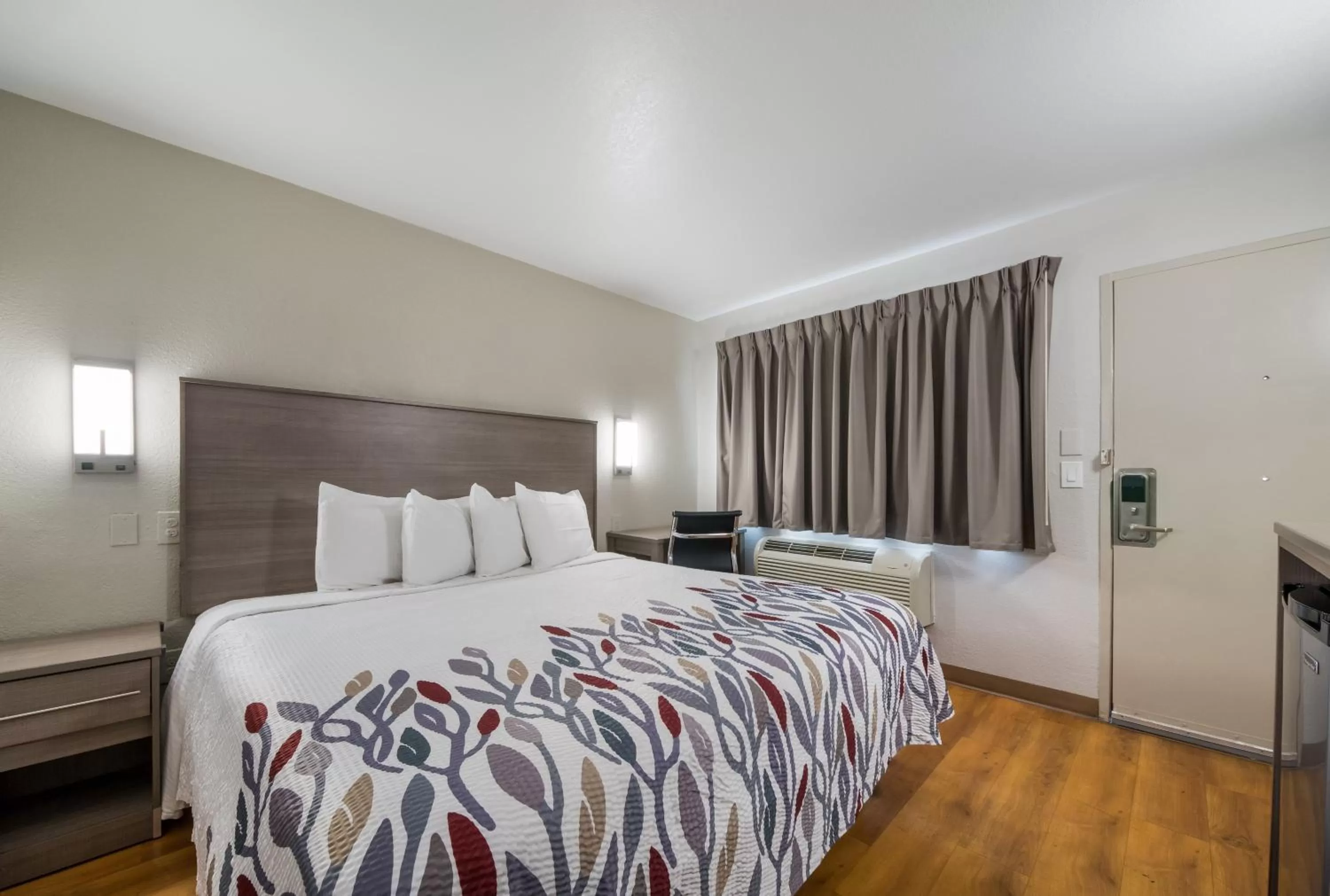 Photo of the whole room, Bed in Red Roof Inn San Antonio E - Frost Bank Center