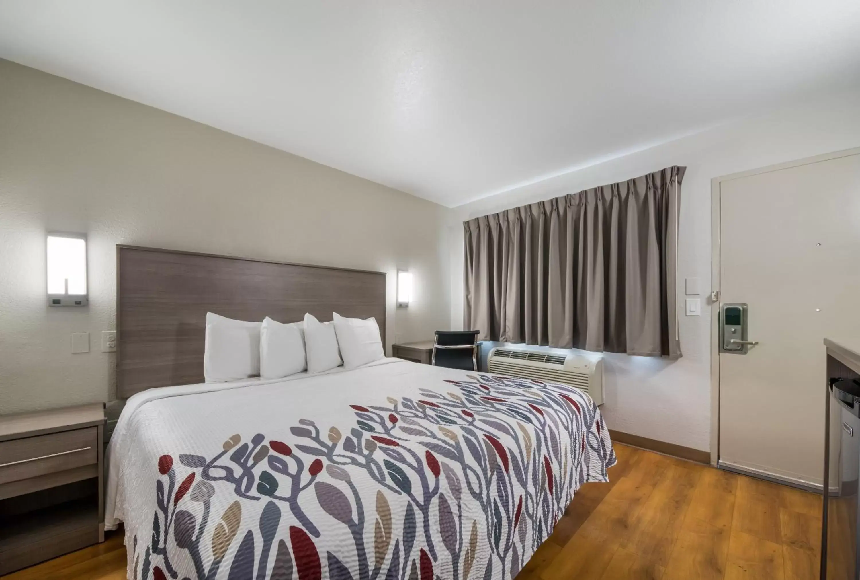 Deluxe King Room – Disability Access/Roll-In Shower Non-Smoking in Red Roof Inn San Antonio E - near AT&T Center Deluxe King Room – Disability Access/Roll-In Shower Non-Smoking in Red Roof Inn San Antonio E - near AT&T Center