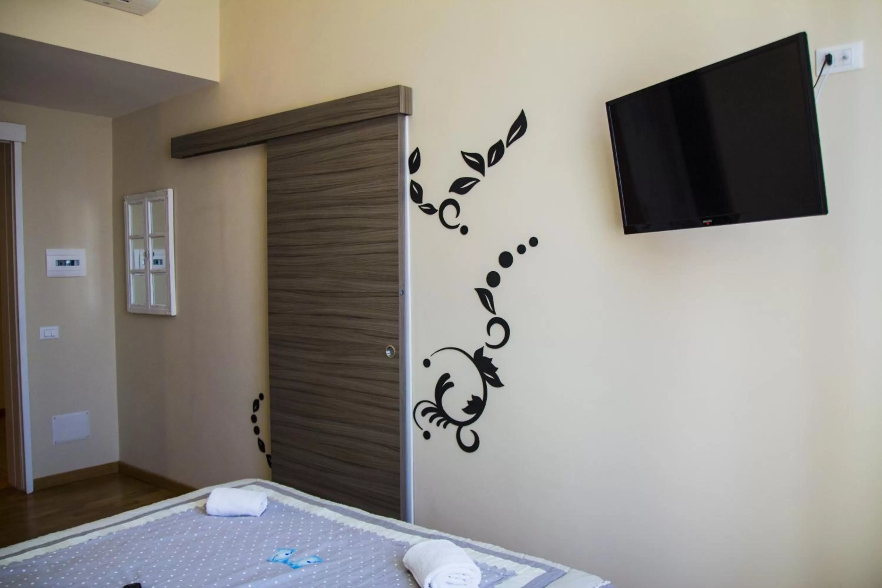 Photo of the whole room, Bed in Sesto Suites Central