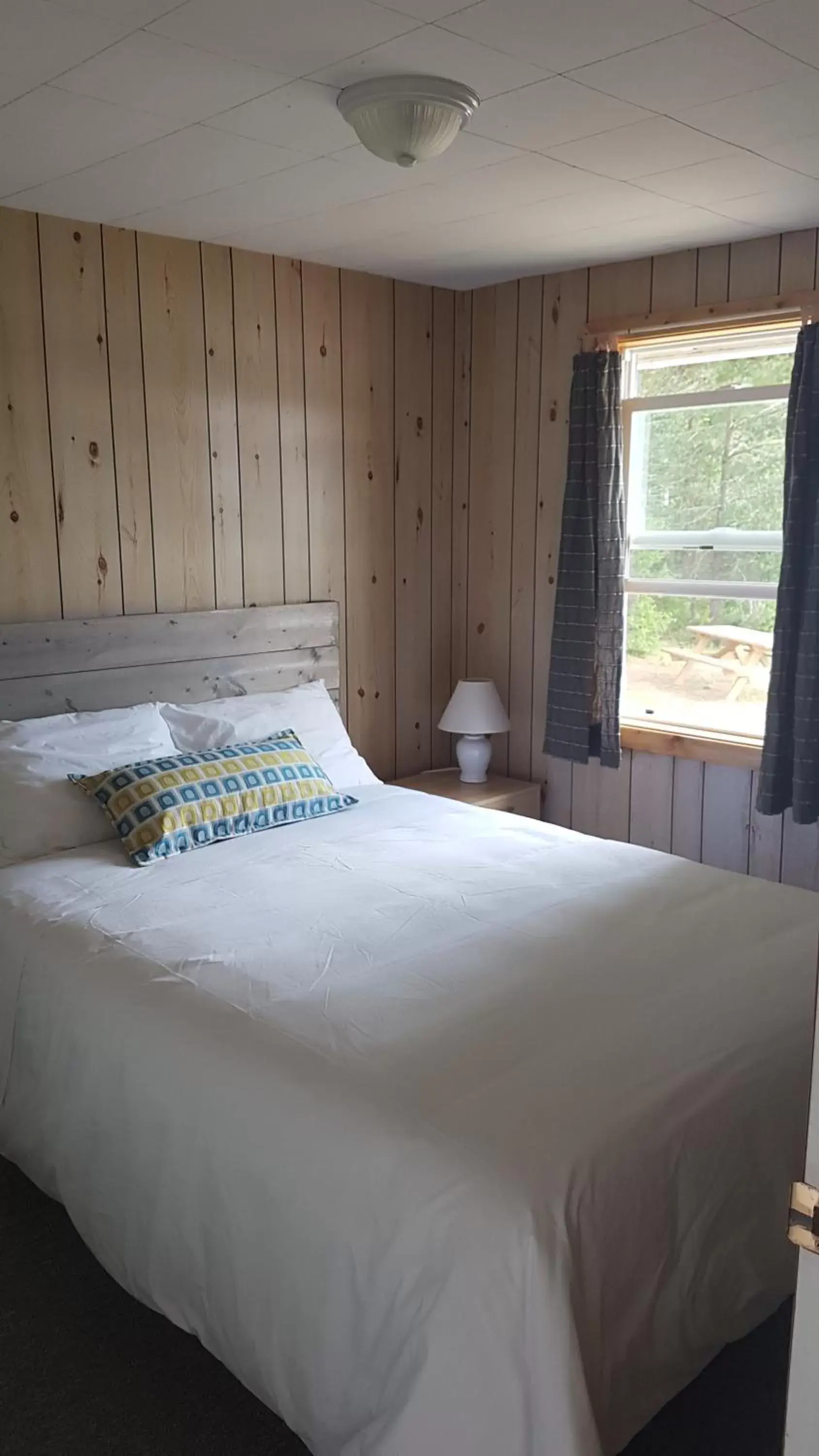 Bed in Parkway Cottage Resort and Trading Post