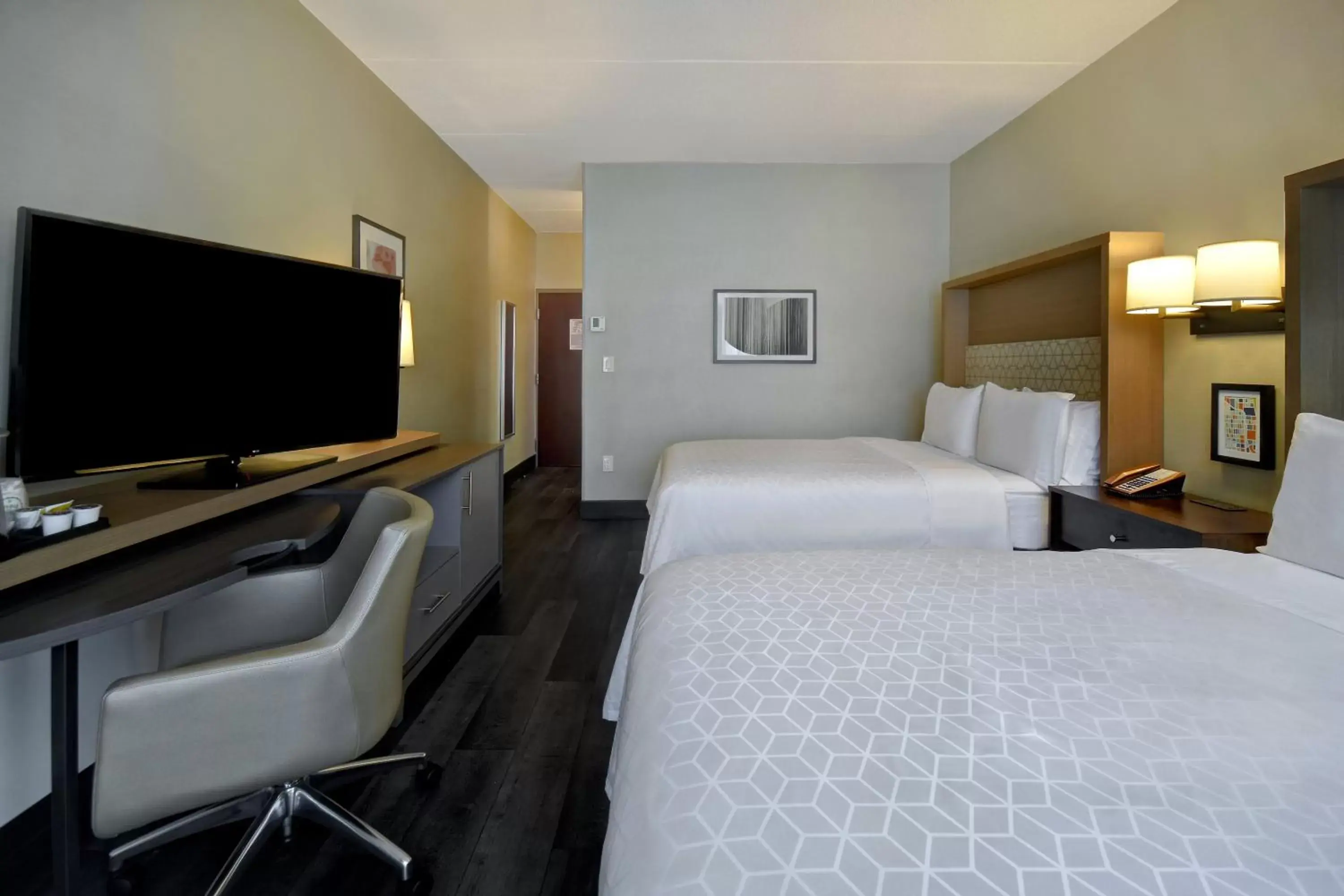 Standard Queen Room with Two Queen Beds and Mobility Accessible Roll-In Shower in Holiday Inn Philadelphia-Cherry Hill by IHG Standard Queen Room with Two Queen Beds and Mobility Accessible Roll-In Shower in Holiday Inn Philadelphia-Cherry Hill by IHG