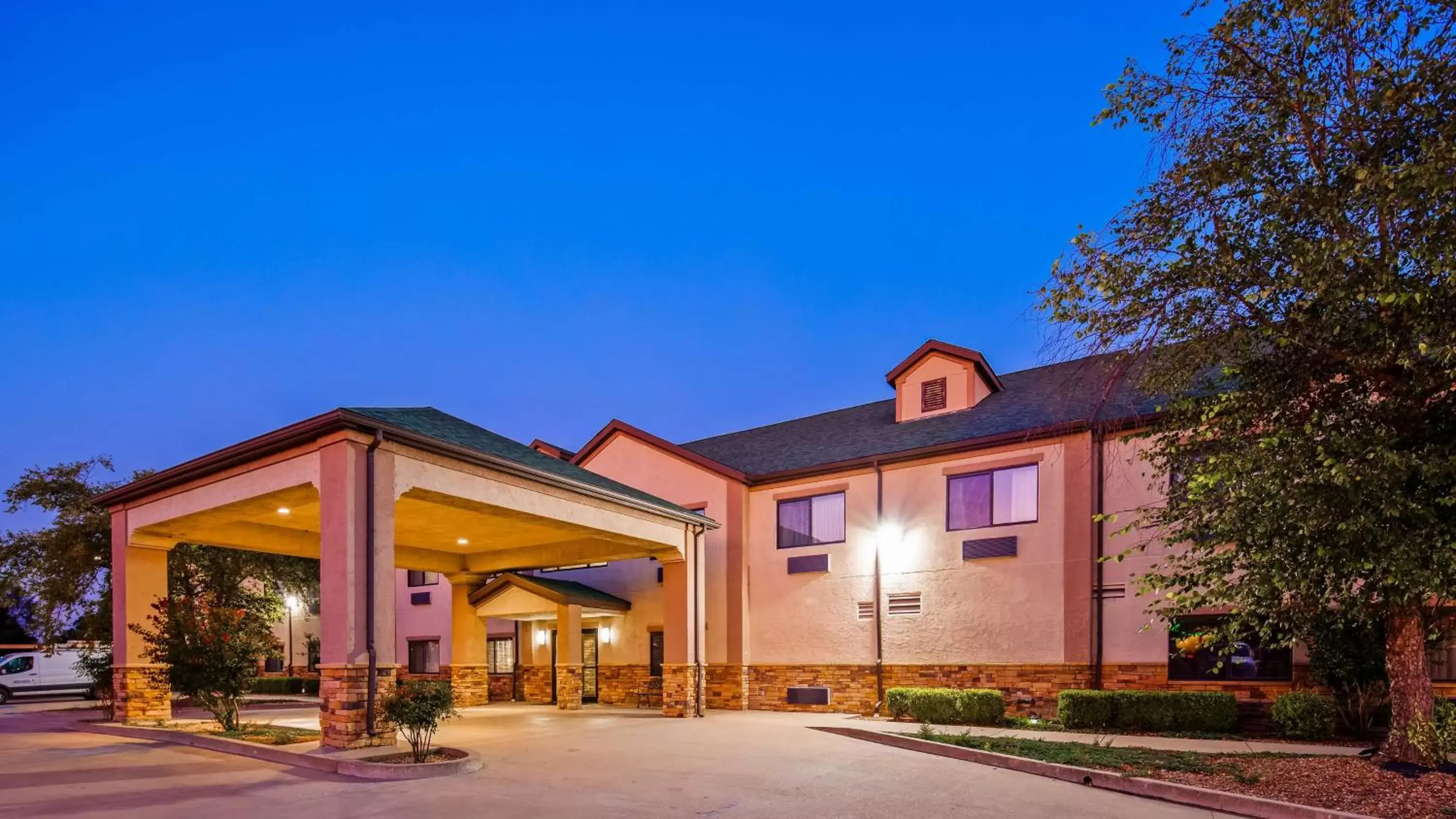 Property Building in SureStay Plus Hotel by Best Western Coffeyville