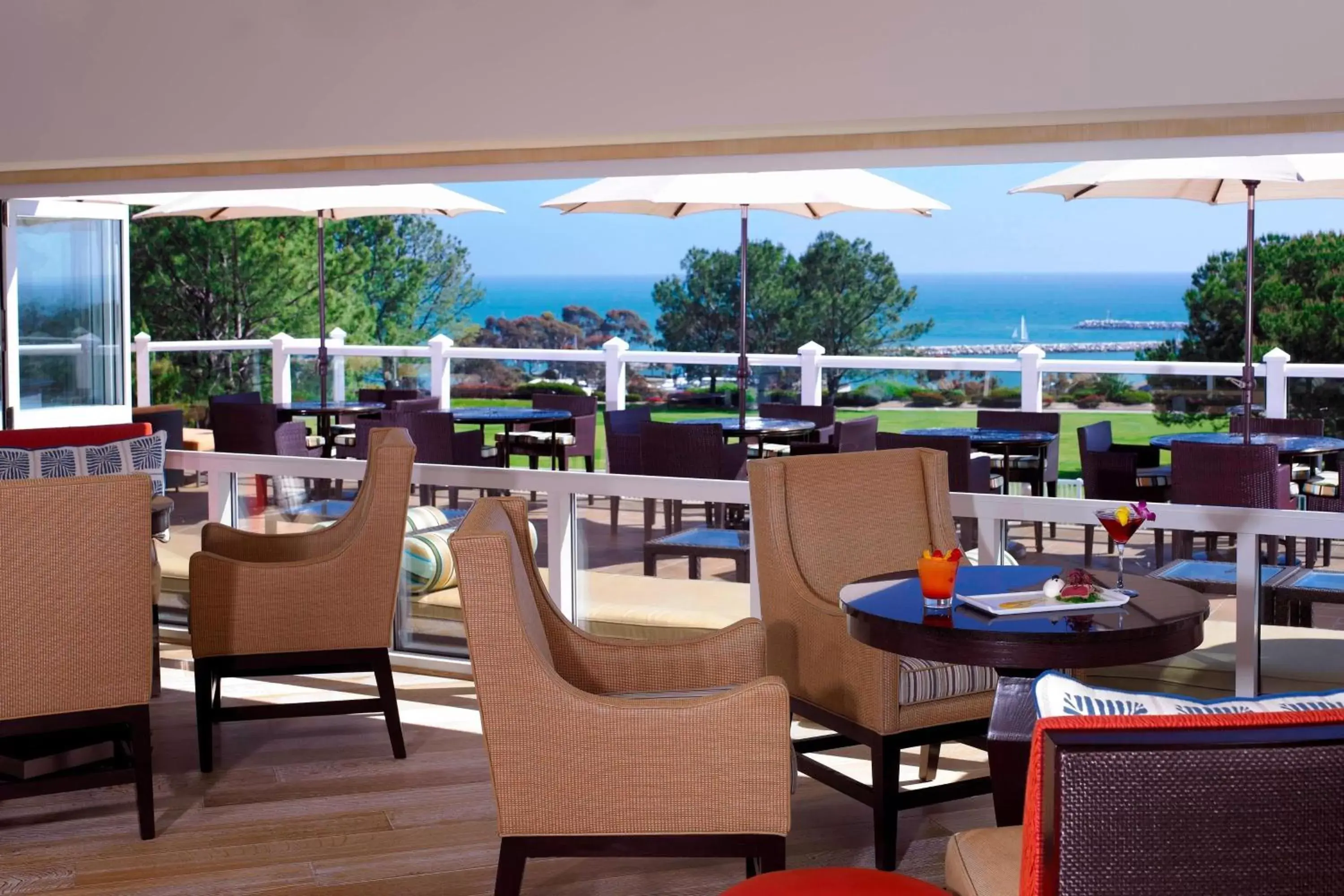 Lounge or bar, Restaurant/Places to Eat in Laguna Cliffs Marriott Resort & Spa