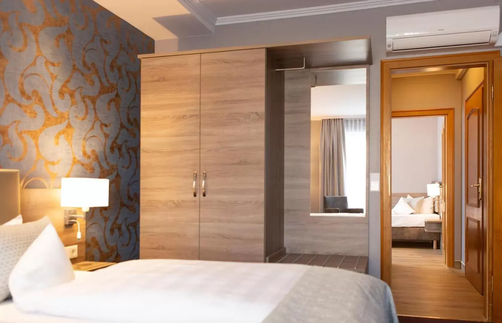 Photo of the whole room, Bed in Mercure Mainz City Center