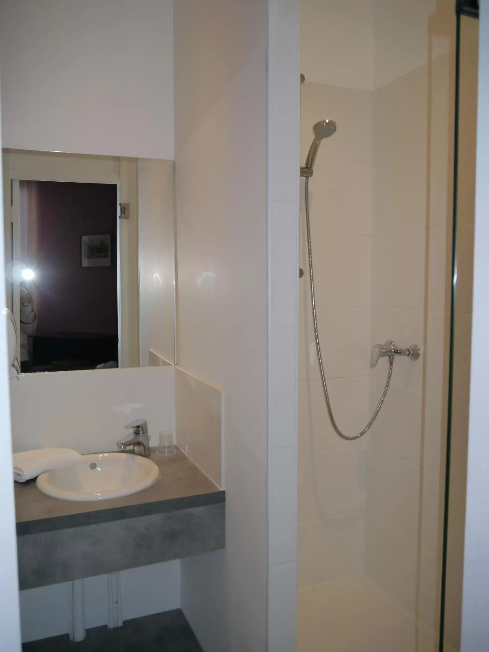 Shower, Bathroom in Hôtel des Ambassadeurs