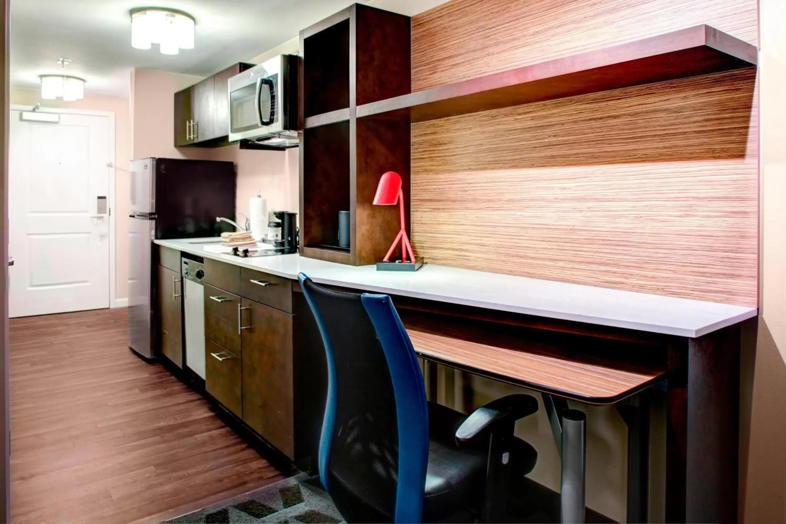 Bedroom, Kitchen/Kitchenette in TownePlace Suites by Marriott Macon Mercer University
