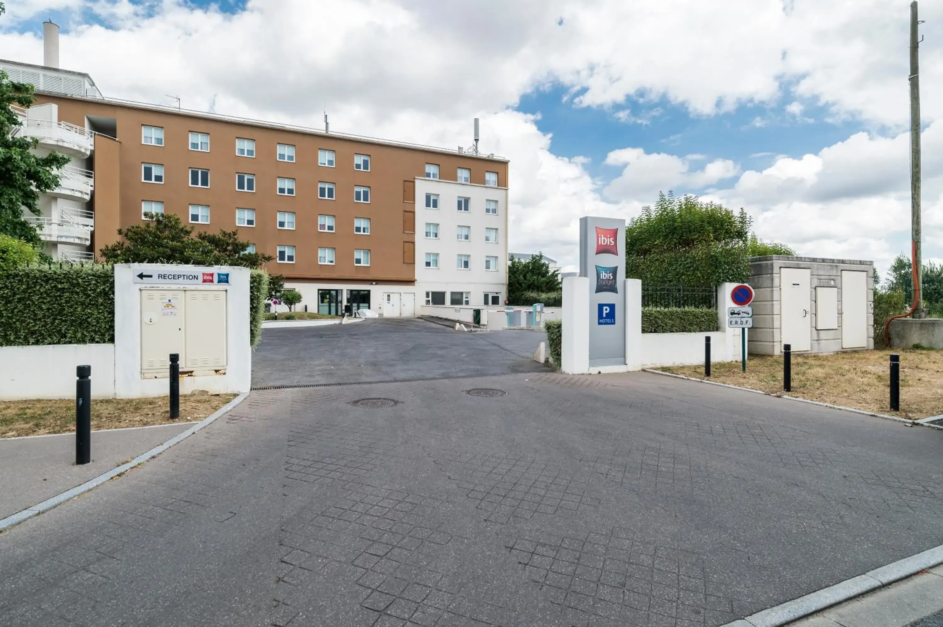 Facade/entrance in ibis Marne La Vallée Val d'Europe Facade/entrance in ibis Marne La Vallée Val d'Europe