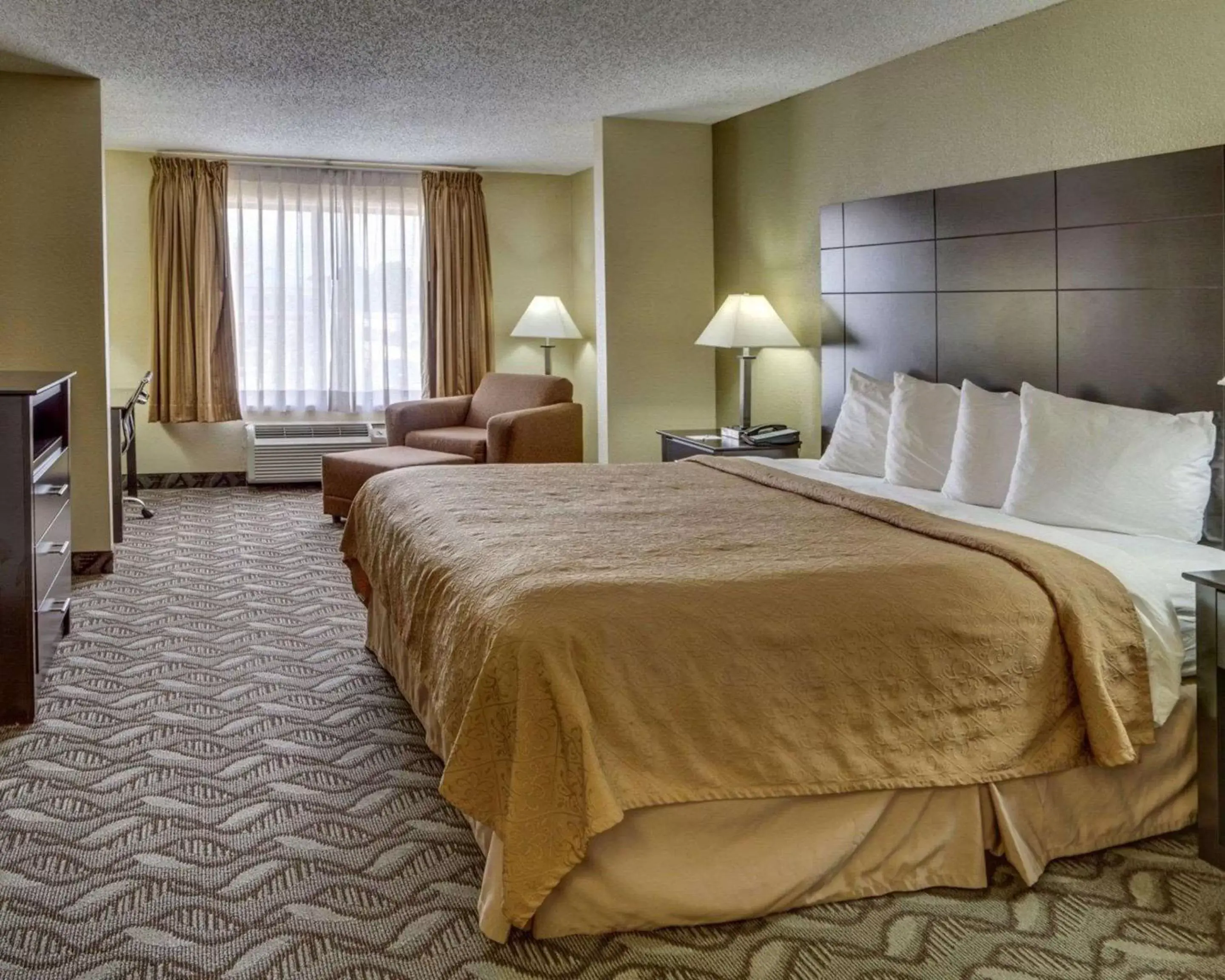Photo of the whole room, Bed in Quality Suites Baton Rouge East - Denham Springs