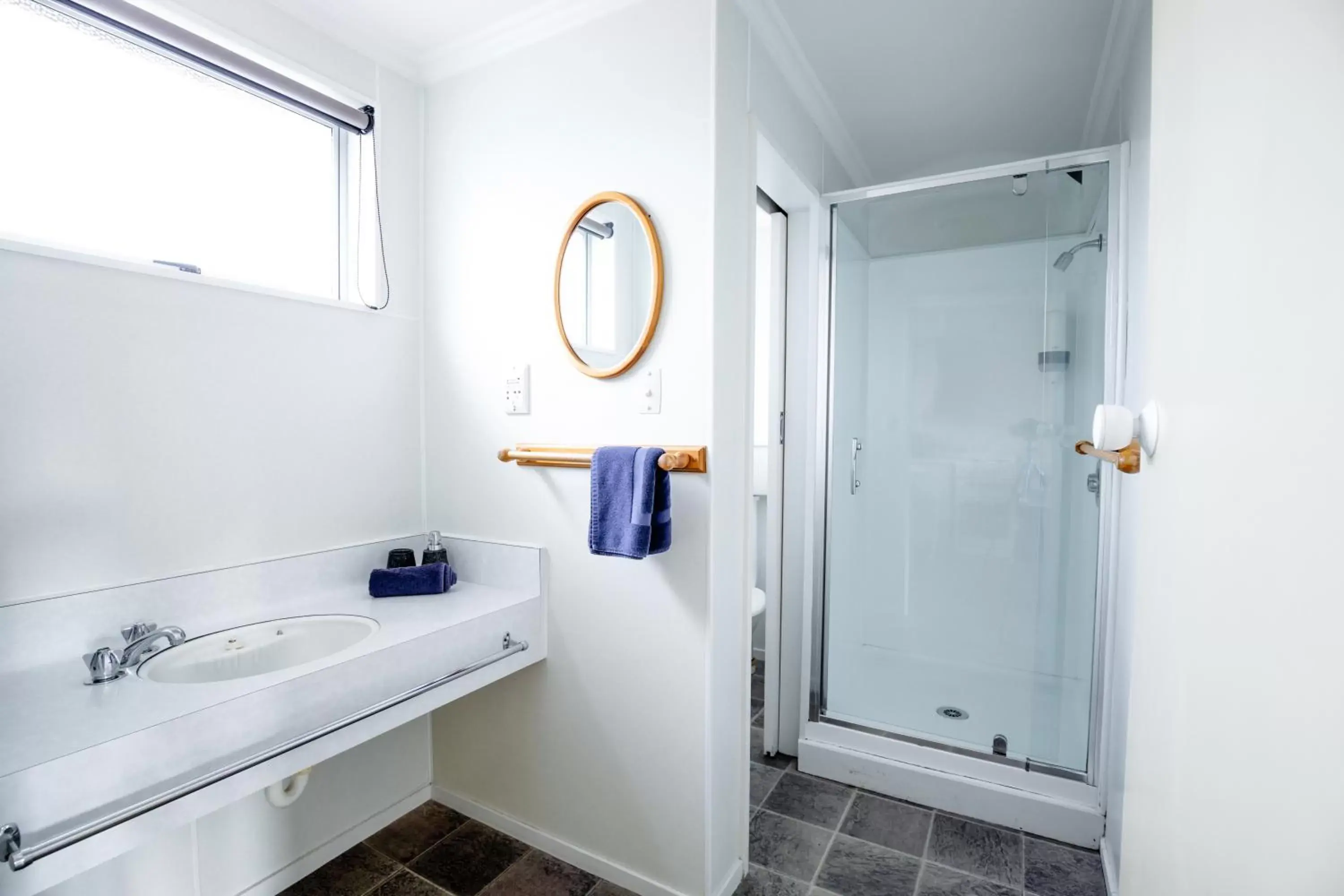 Bathroom in Alpine View Motel