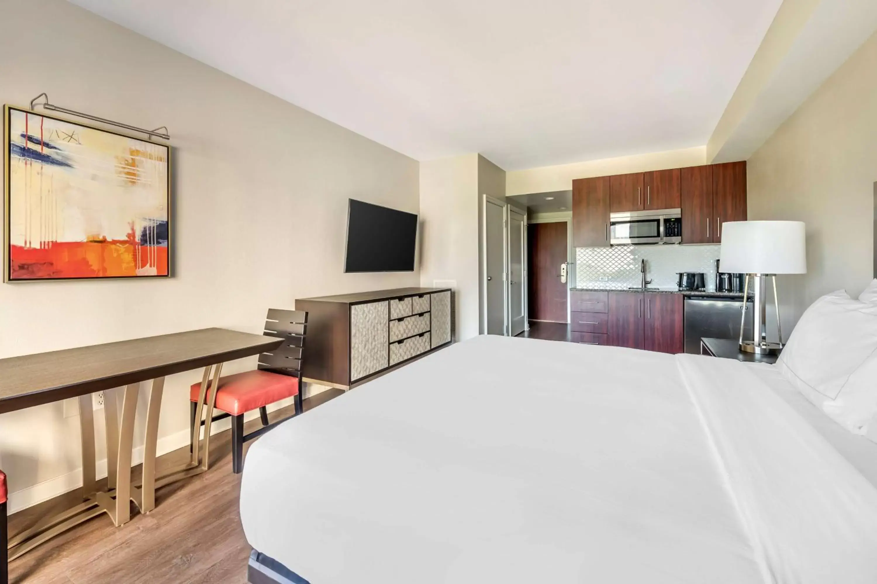 Bed, Kitchen/Kitchenette in Hilton Grand Vacations Club Las Palmeras Orlando
