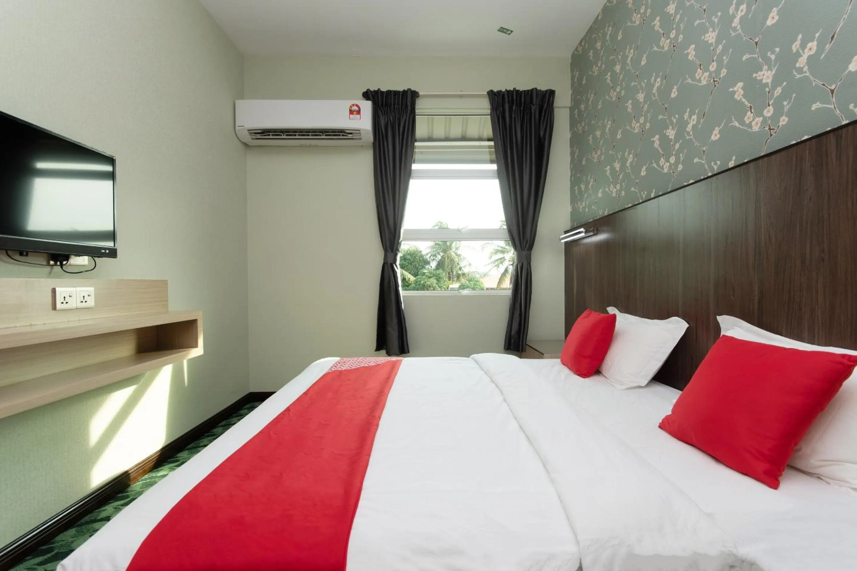 Bedroom, Bed in OYO 89375 Regent Hotel