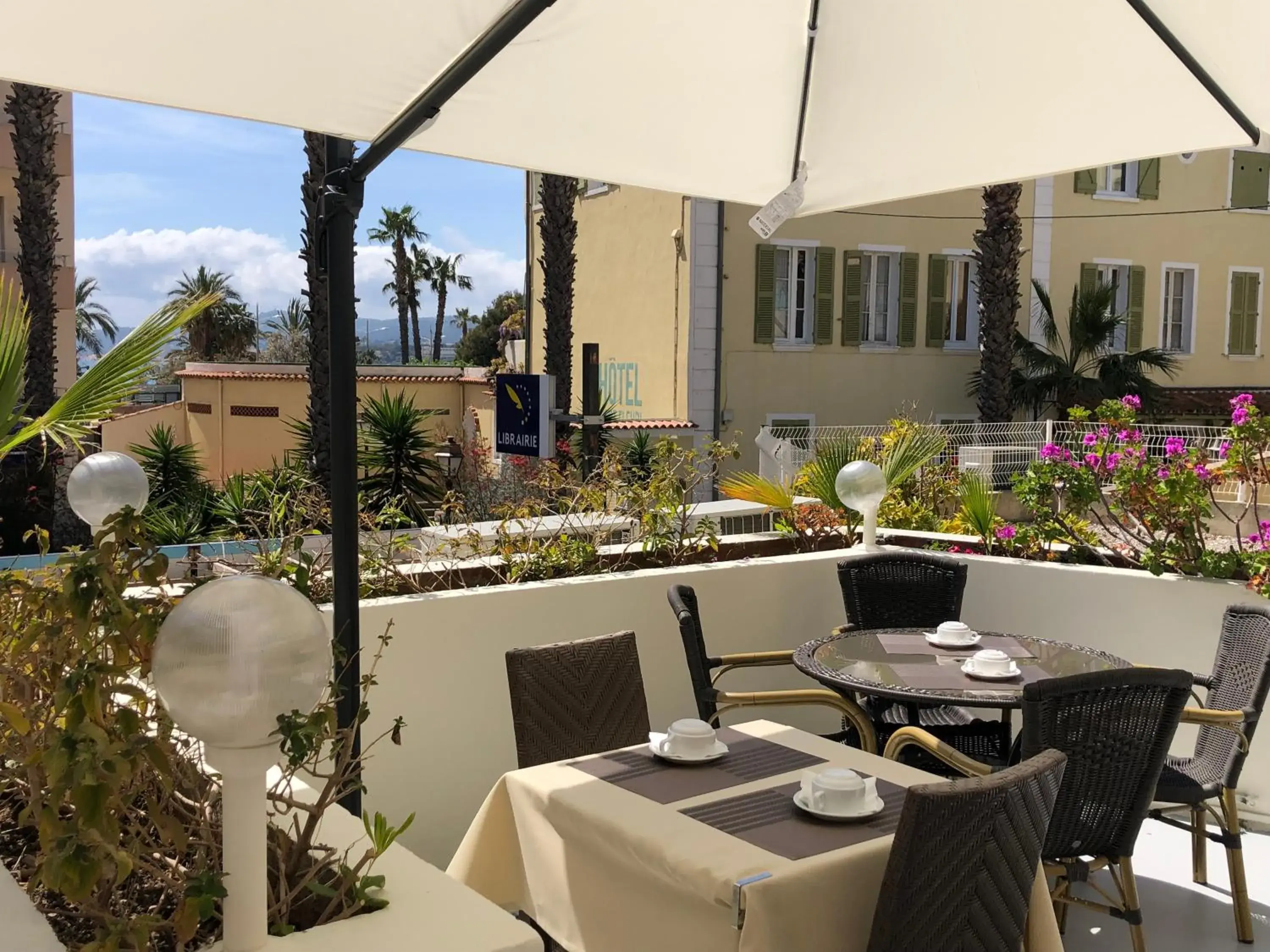 Patio, Restaurant/Places to Eat in Anglade Hotel