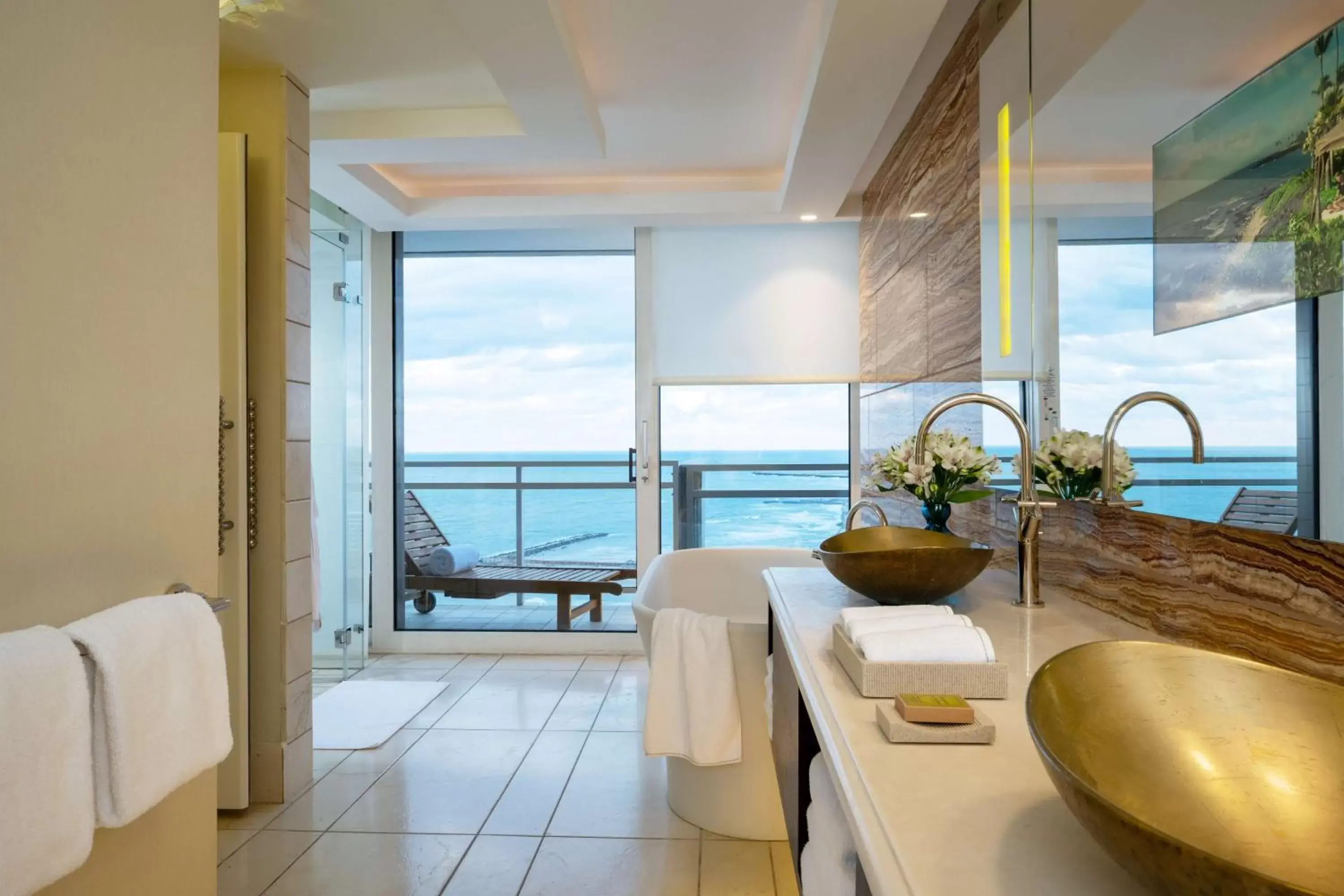 Bathroom, Sea View in The Vista At Hilton Tel Aviv