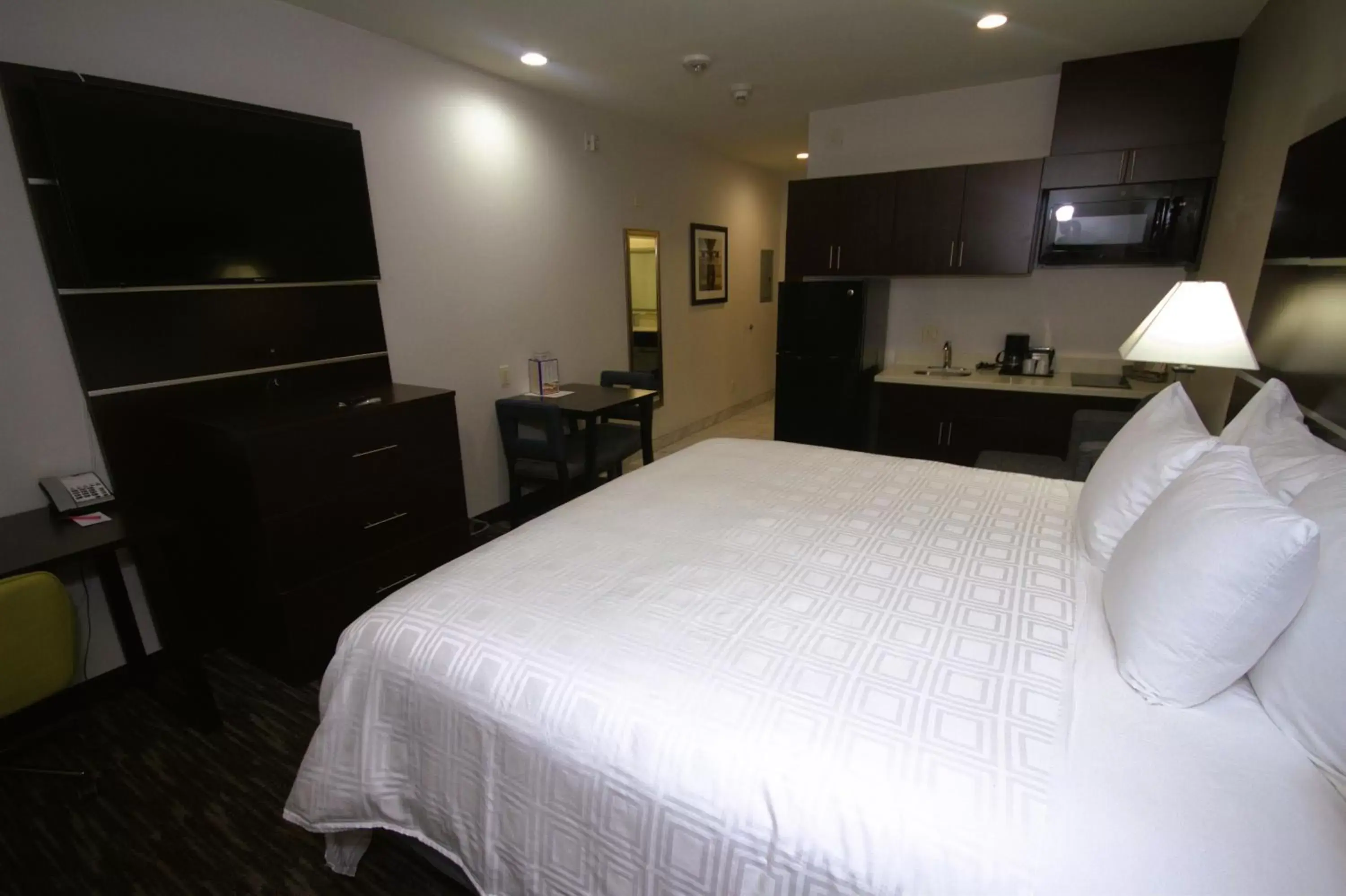 Bedroom, Bed in Atrium Hotel and Suites DFW Airport